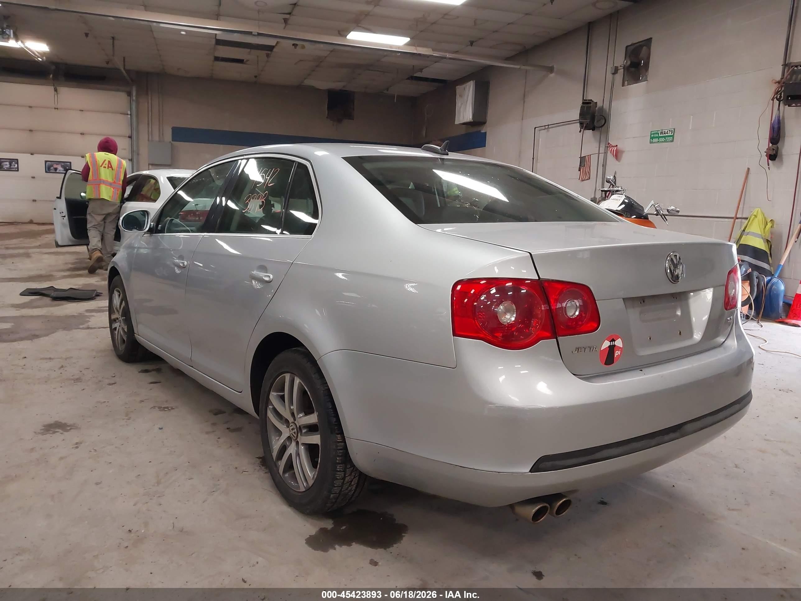 2006 Volkswagen Jetta 2.5 Silver vin: 3VWSG71K76M650041