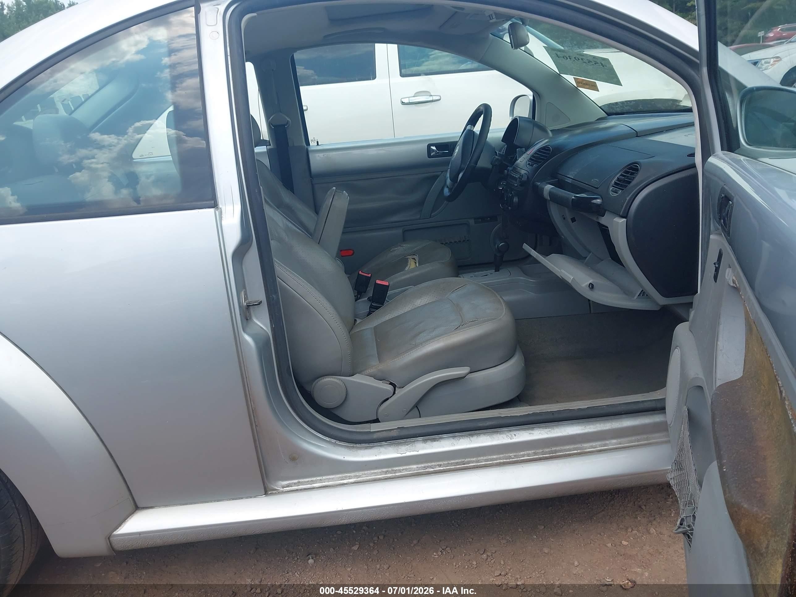 2007 Volkswagen New Beetle Coupe 2.5 (a6) Silver vin: 3VWSW31C87M505905