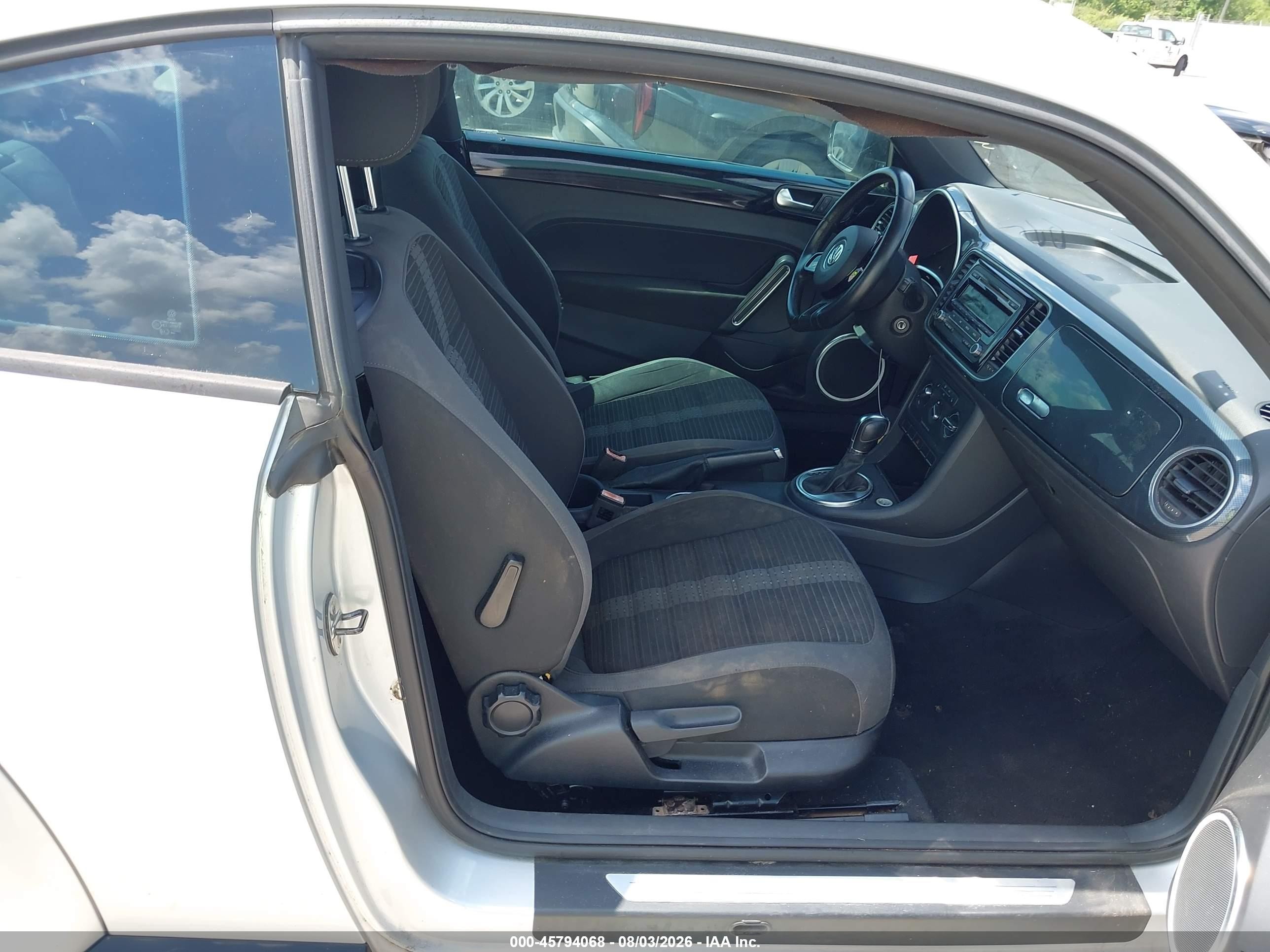 2012 Volkswagen Beetle 2.0t Silver vin: 3VWV67AT2CM617551