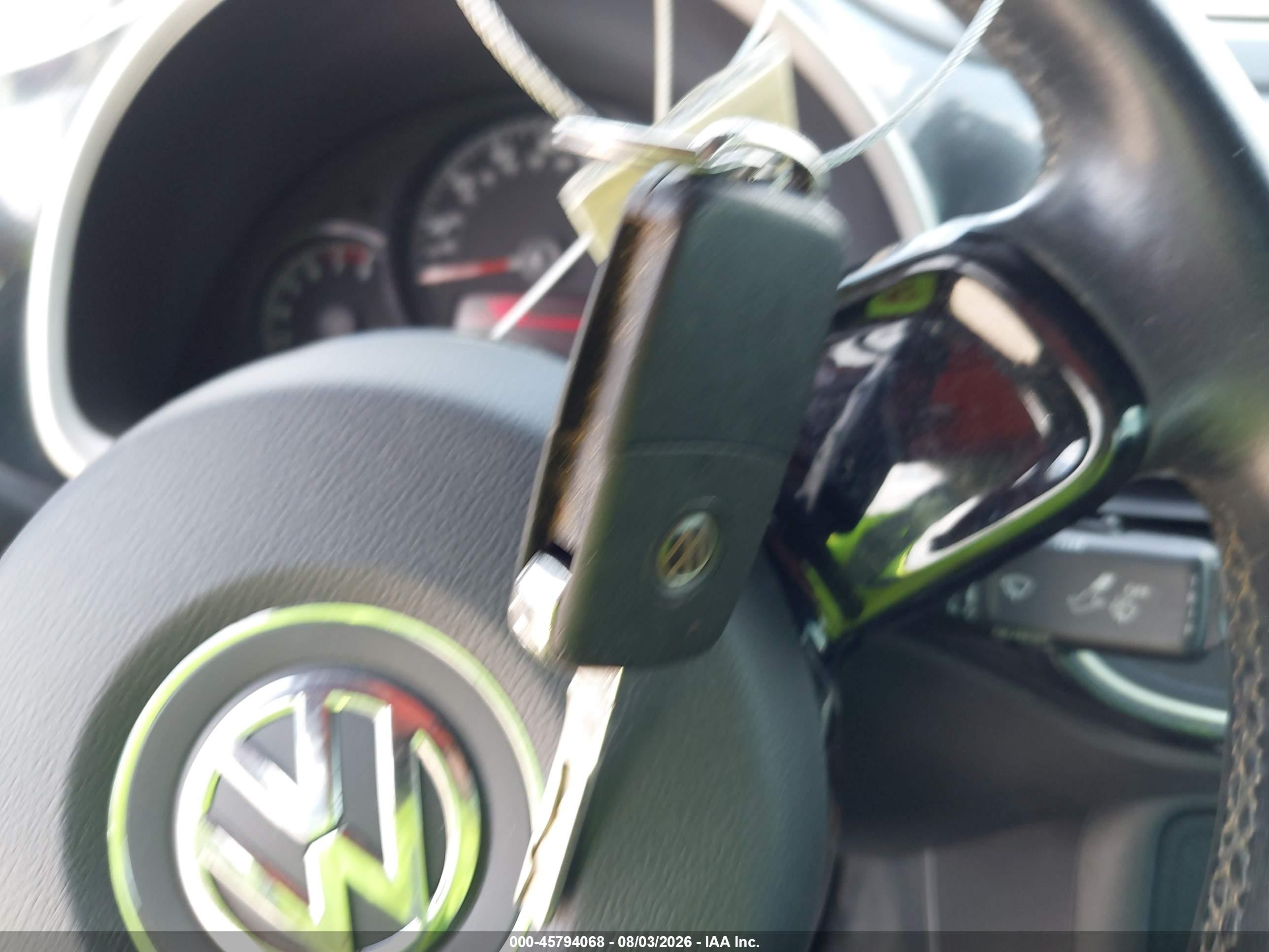 2012 Volkswagen Beetle 2.0t Silver vin: 3VWV67AT2CM617551