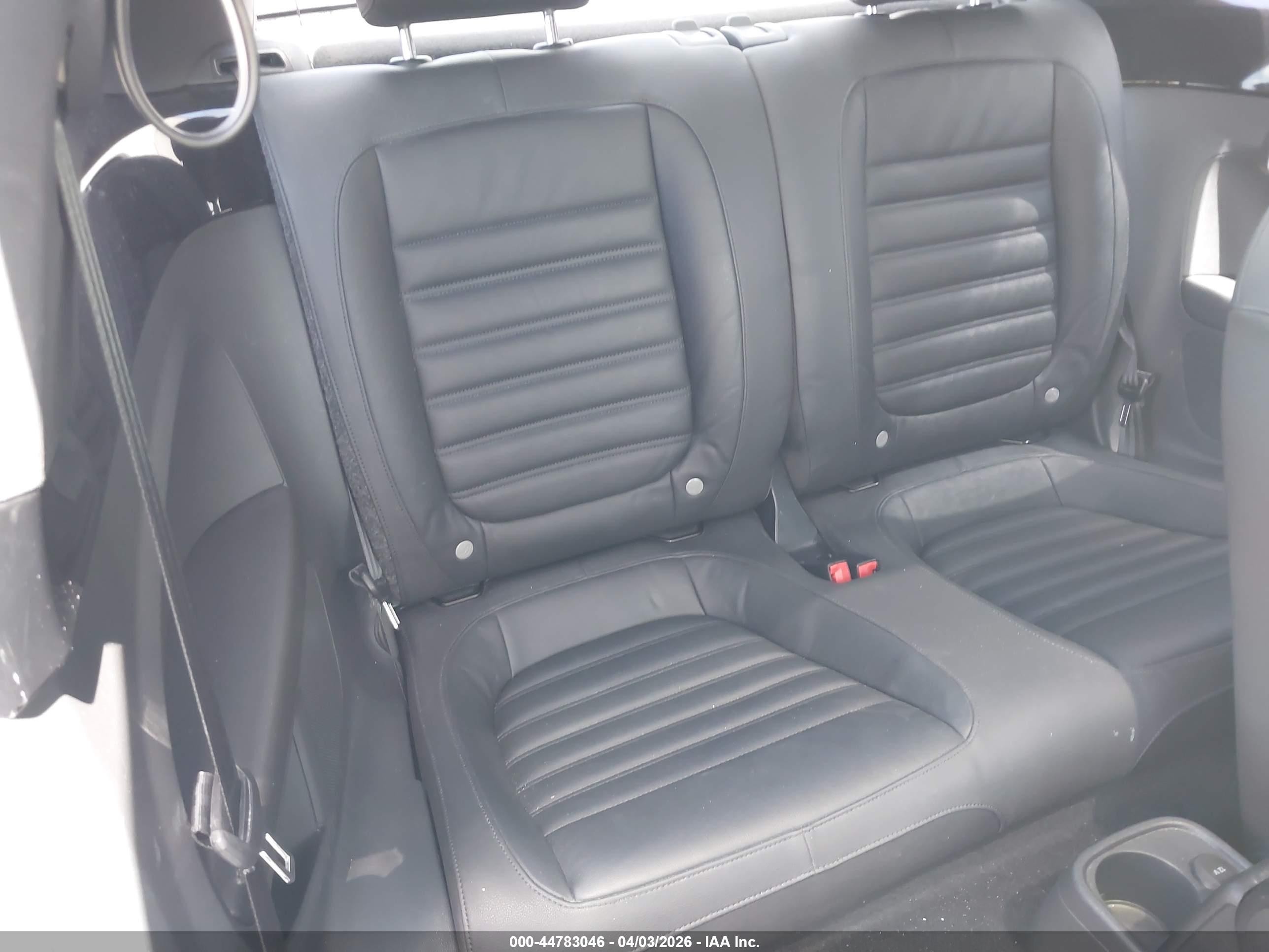 2012 Volkswagen Beetle 2.0t Turbo Серебряный vin: 3VWVA7AT4CM626010