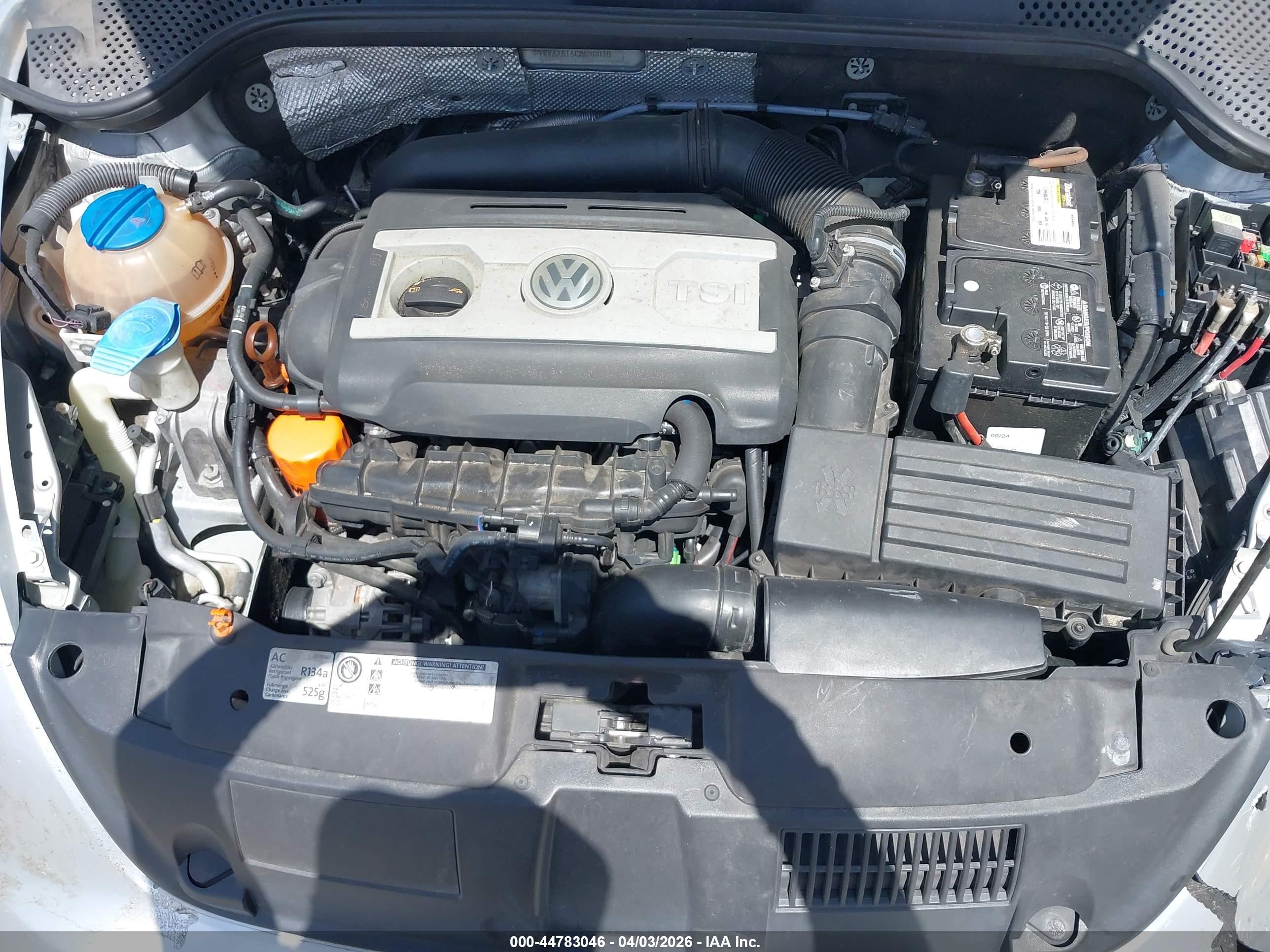 2012 Volkswagen Beetle 2.0t Turbo Серебряный vin: 3VWVA7AT4CM626010