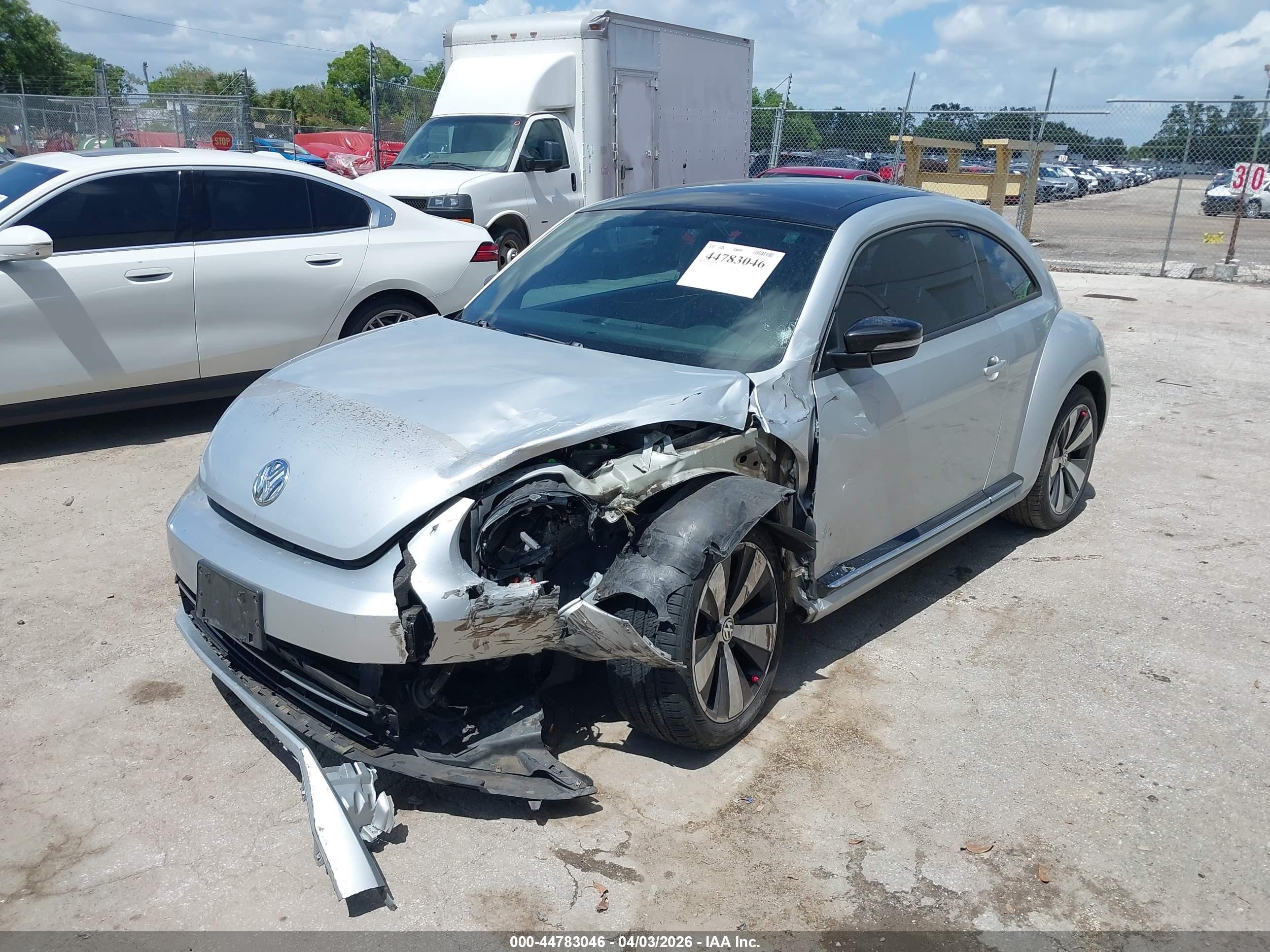 2012 Volkswagen Beetle 2.0t Turbo Серебряный vin: 3VWVA7AT4CM626010