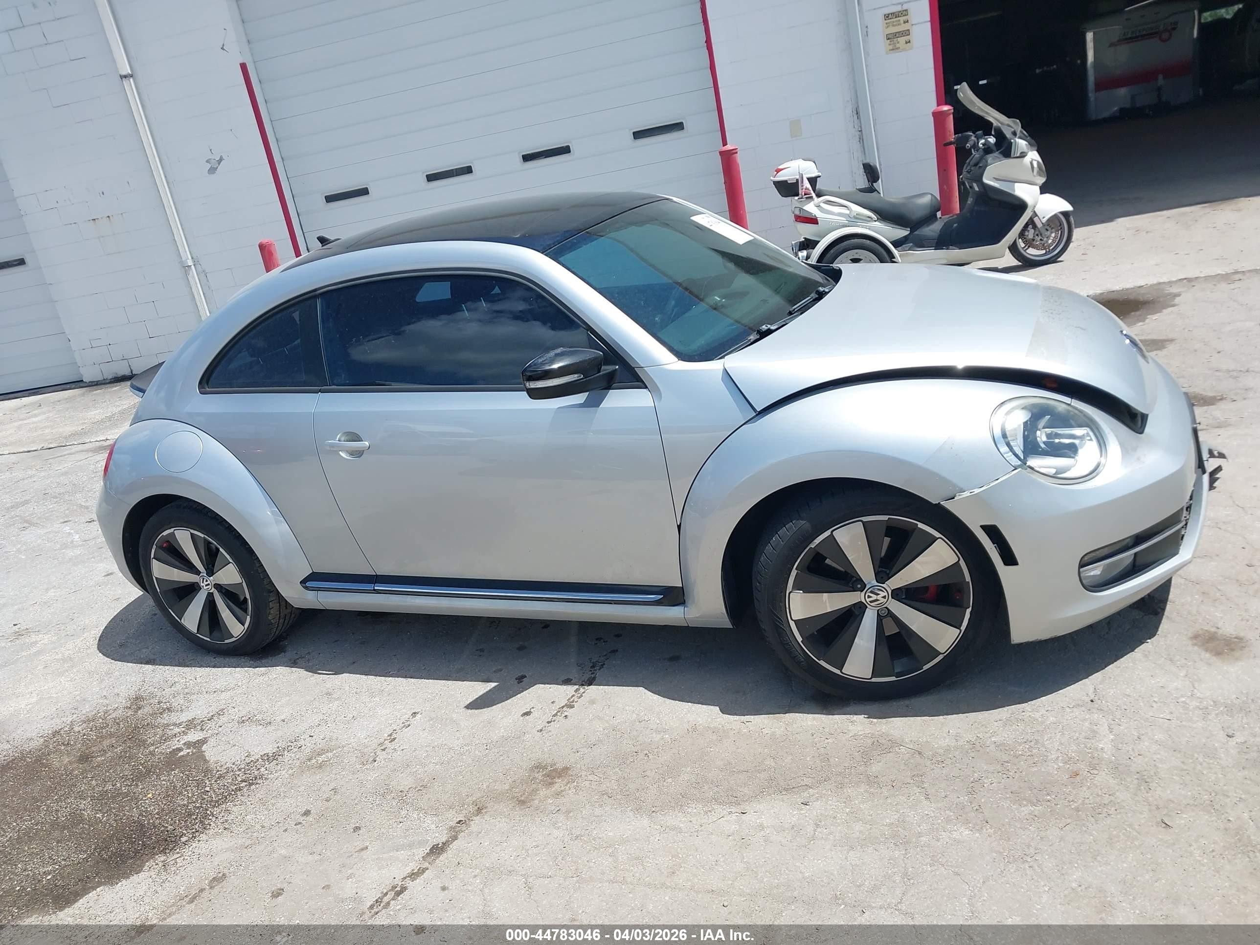 2012 Volkswagen Beetle 2.0t Turbo Серебряный vin: 3VWVA7AT4CM626010
