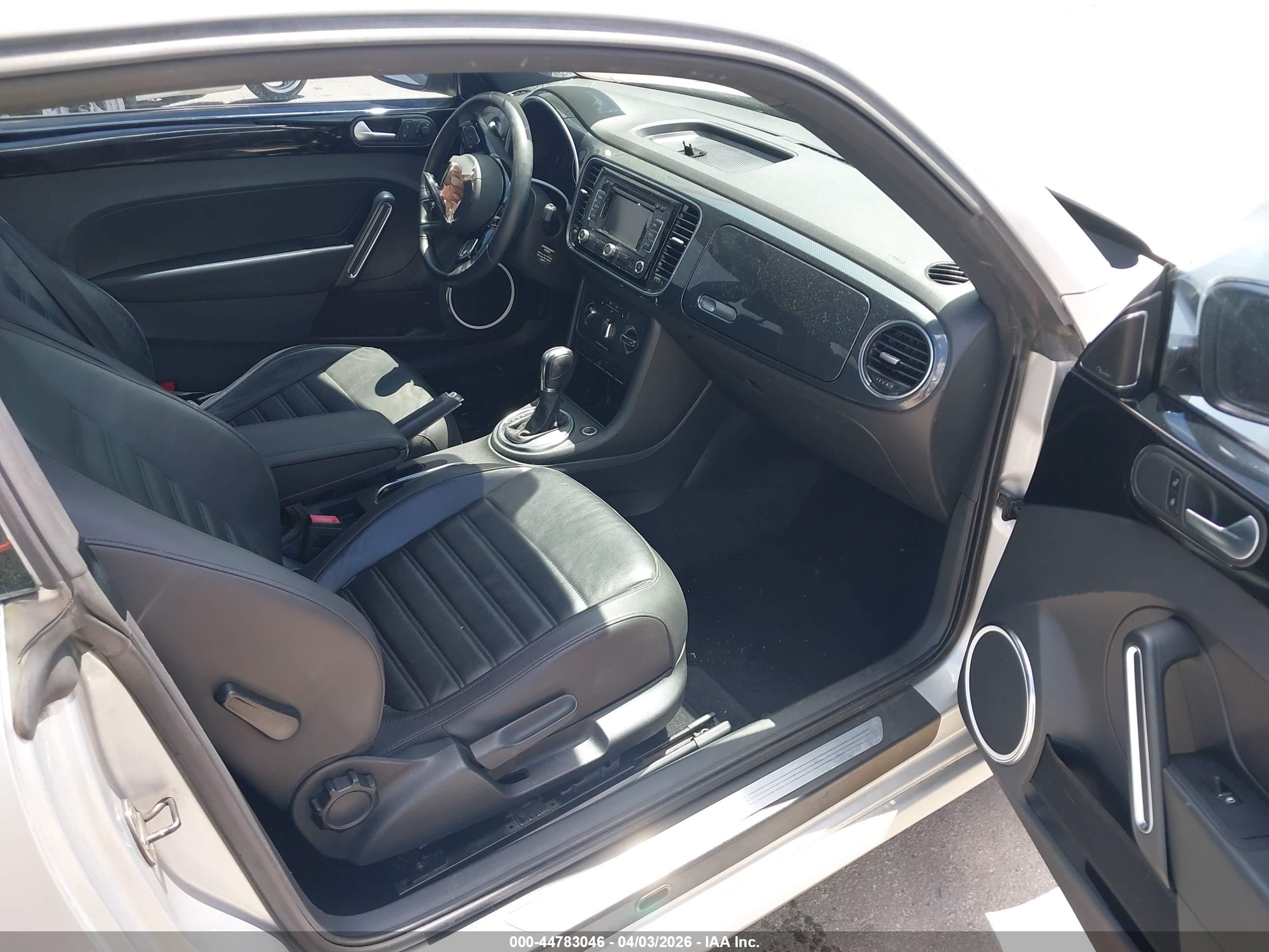 2012 Volkswagen Beetle 2.0t Turbo Серебряный vin: 3VWVA7AT4CM626010