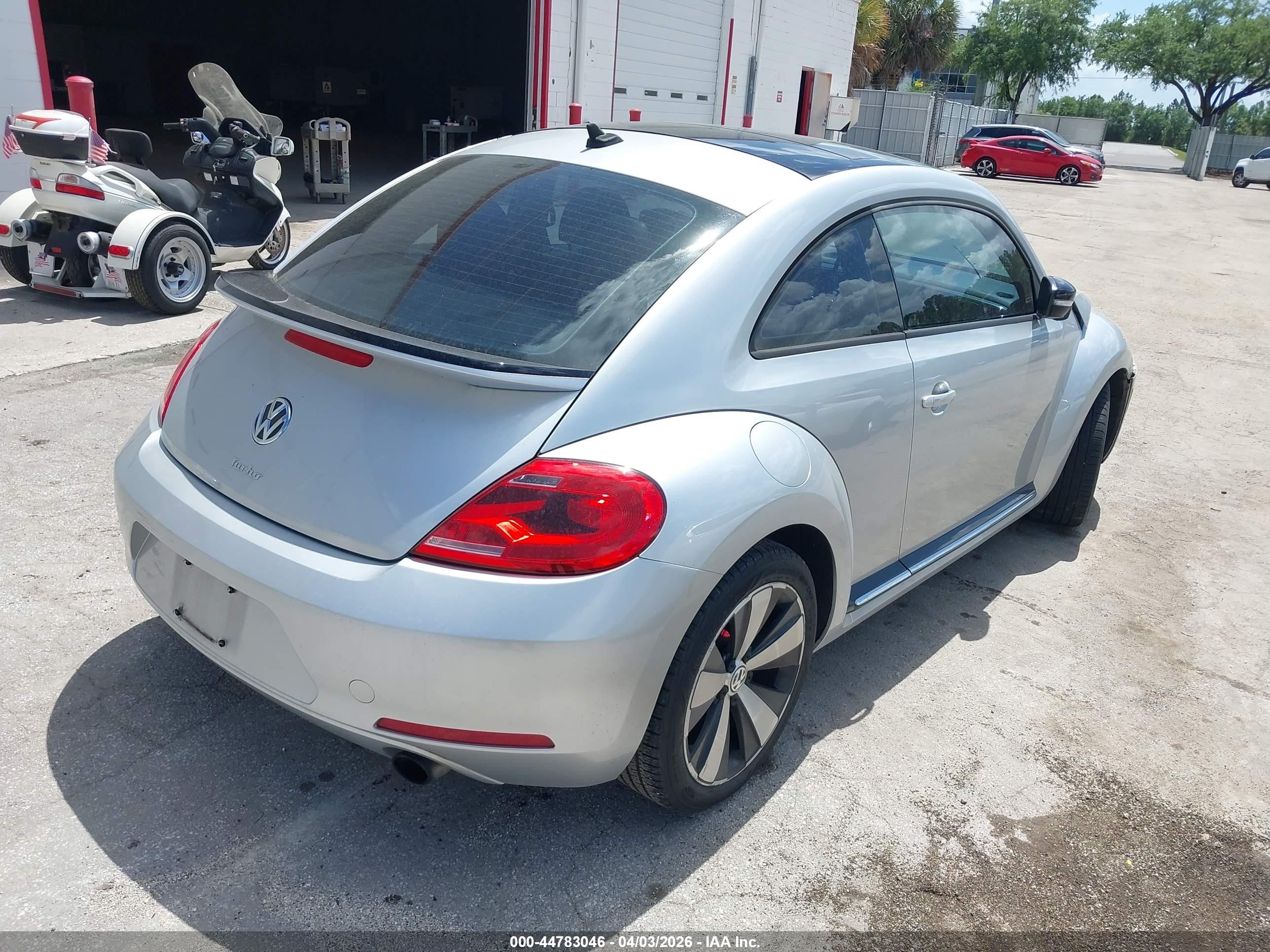 2012 Volkswagen Beetle 2.0t Turbo Серебряный vin: 3VWVA7AT4CM626010