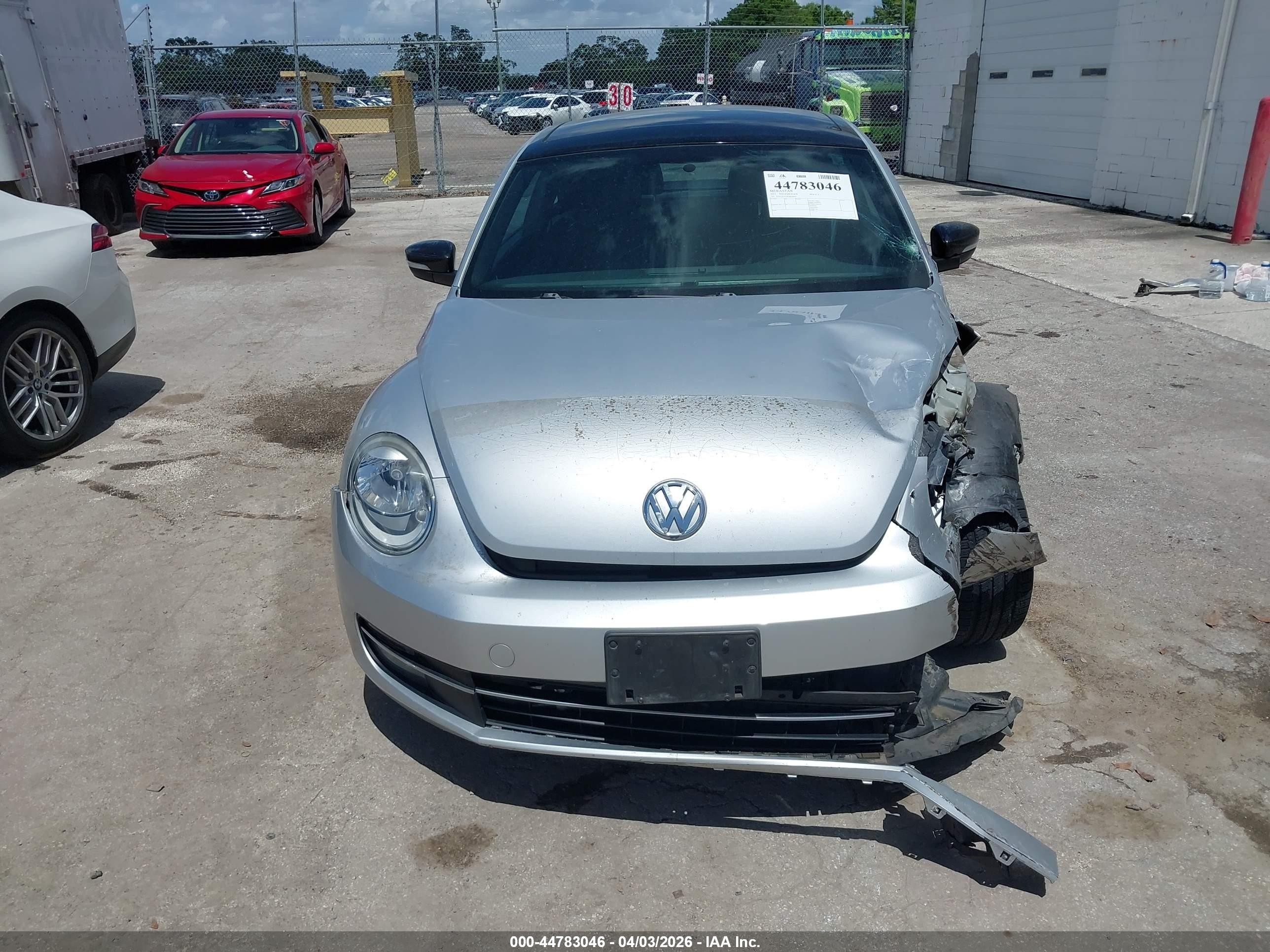2012 Volkswagen Beetle 2.0t Turbo Серебряный vin: 3VWVA7AT4CM626010