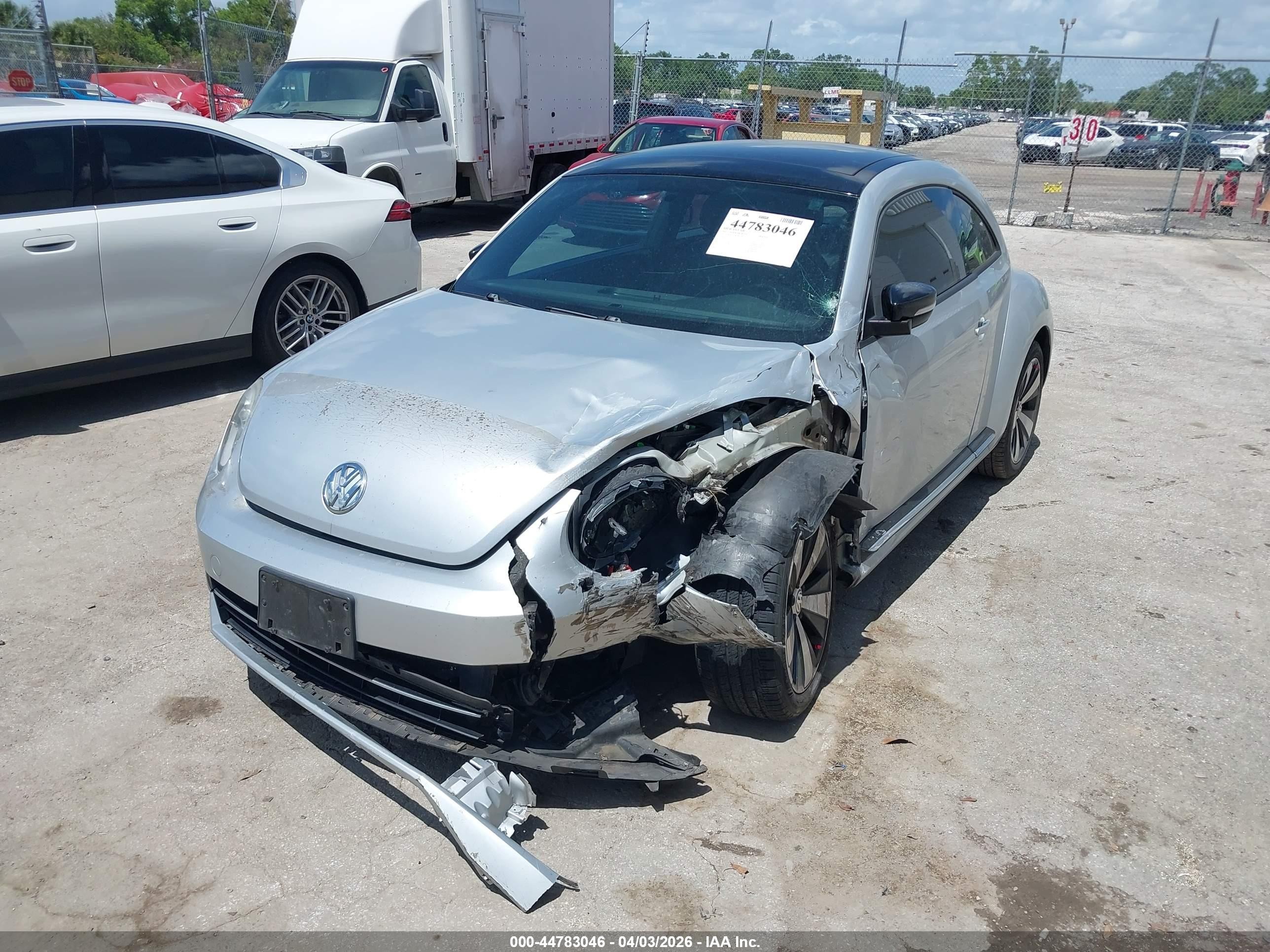 2012 Volkswagen Beetle 2.0t Turbo Серебряный vin: 3VWVA7AT4CM626010