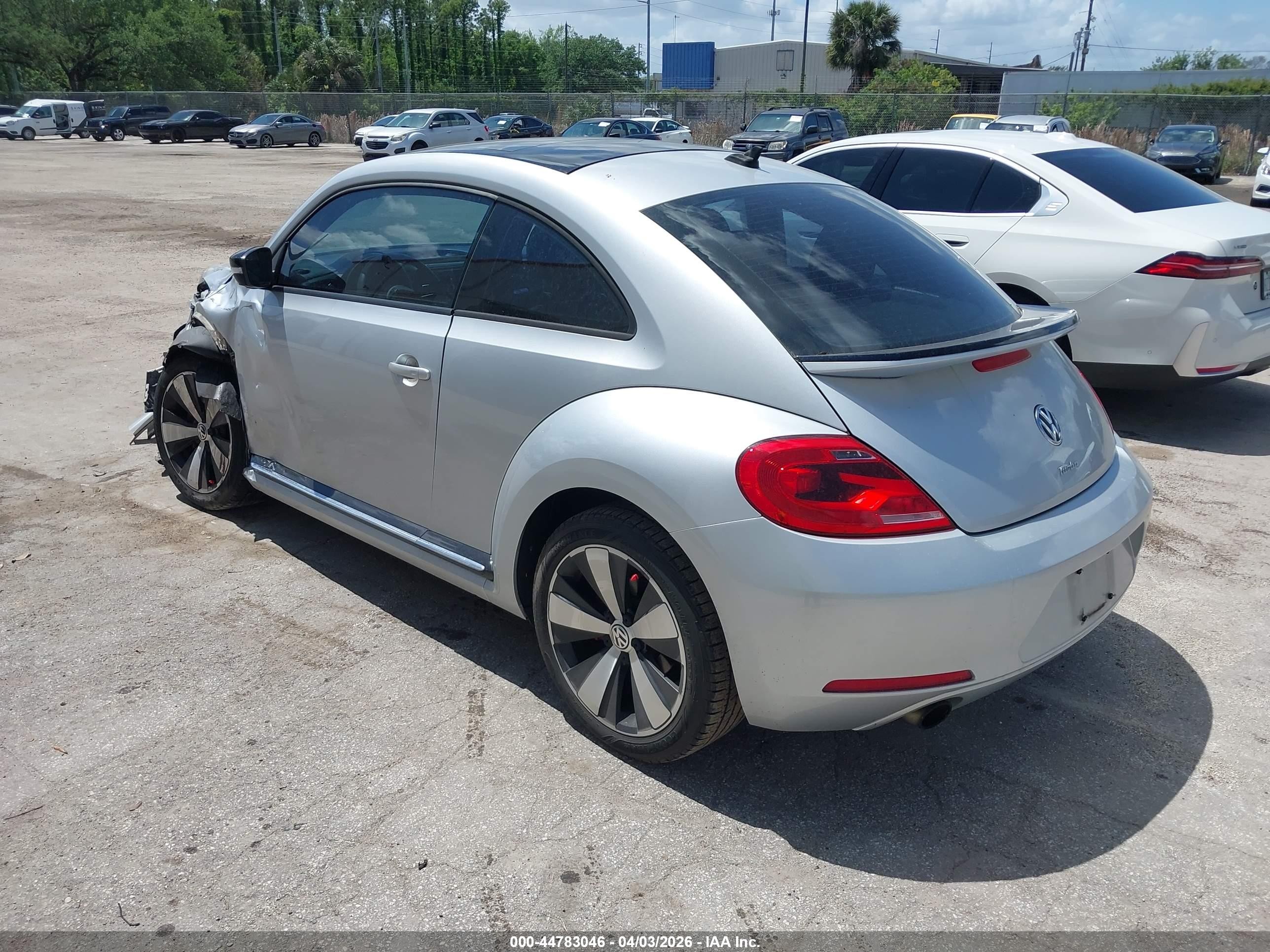 2012 Volkswagen Beetle 2.0t Turbo Серебряный vin: 3VWVA7AT4CM626010