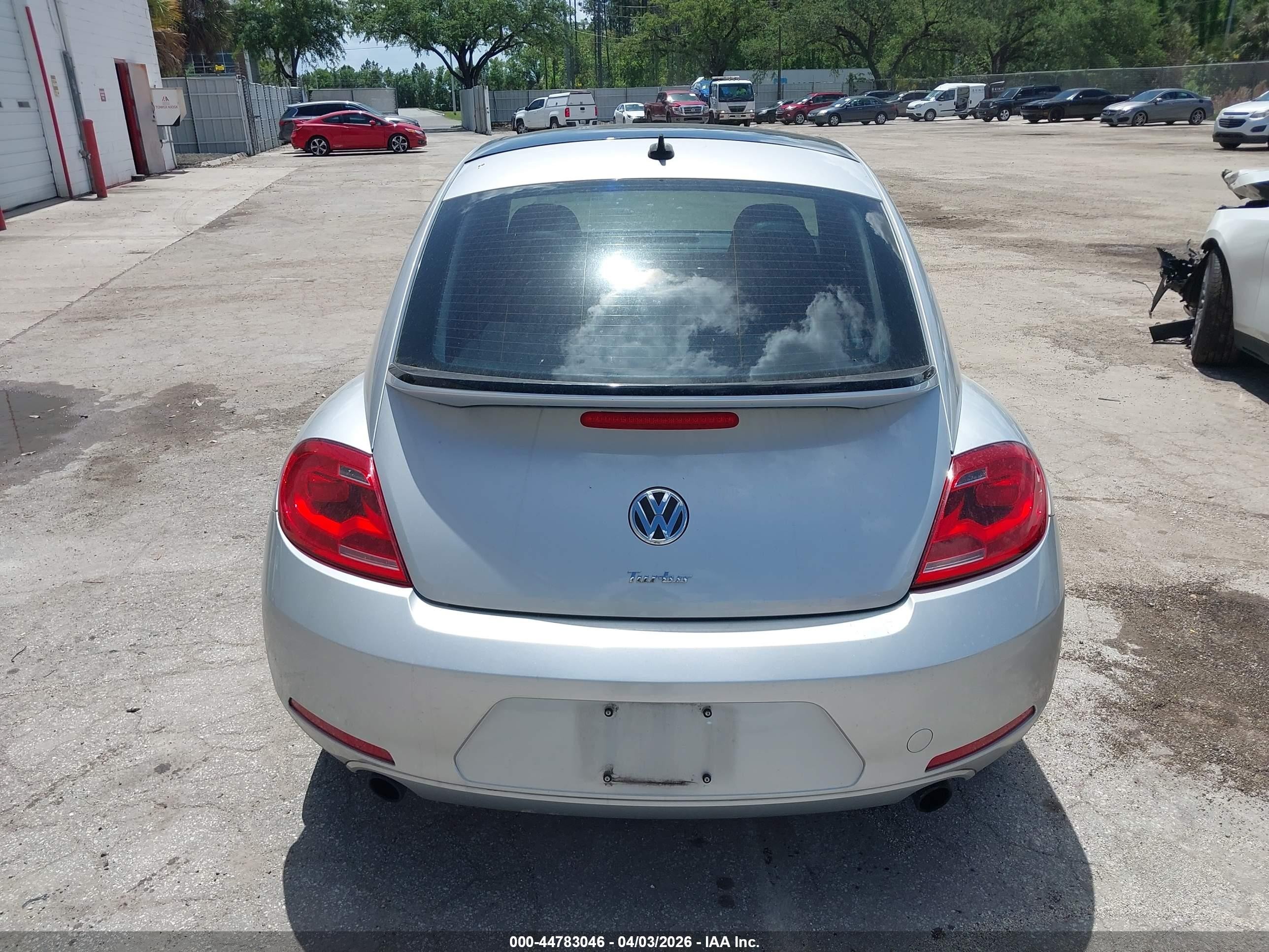 2012 Volkswagen Beetle 2.0t Turbo Серебряный vin: 3VWVA7AT4CM626010