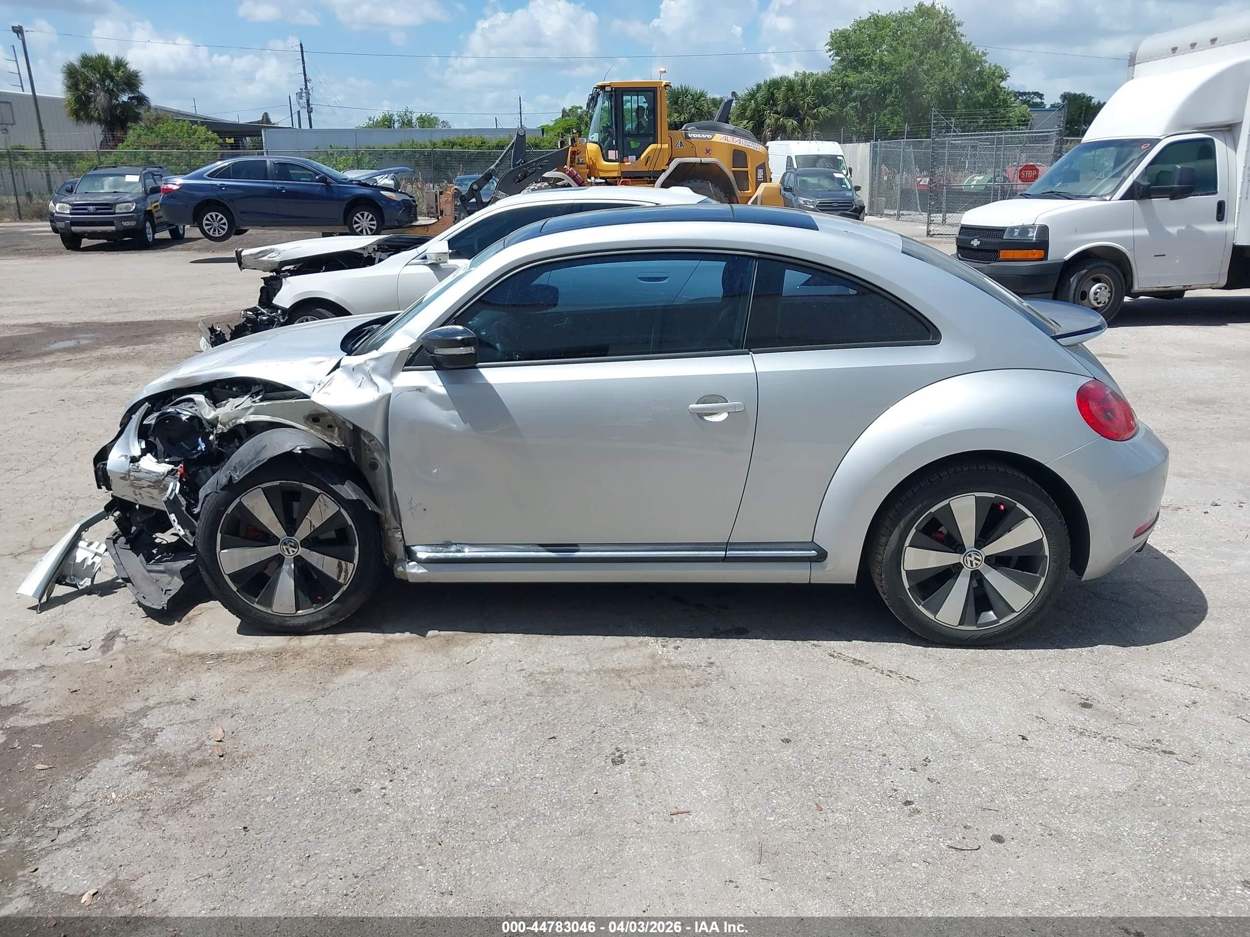 2012 Volkswagen Beetle 2.0t Turbo Серебряный vin: 3VWVA7AT4CM626010