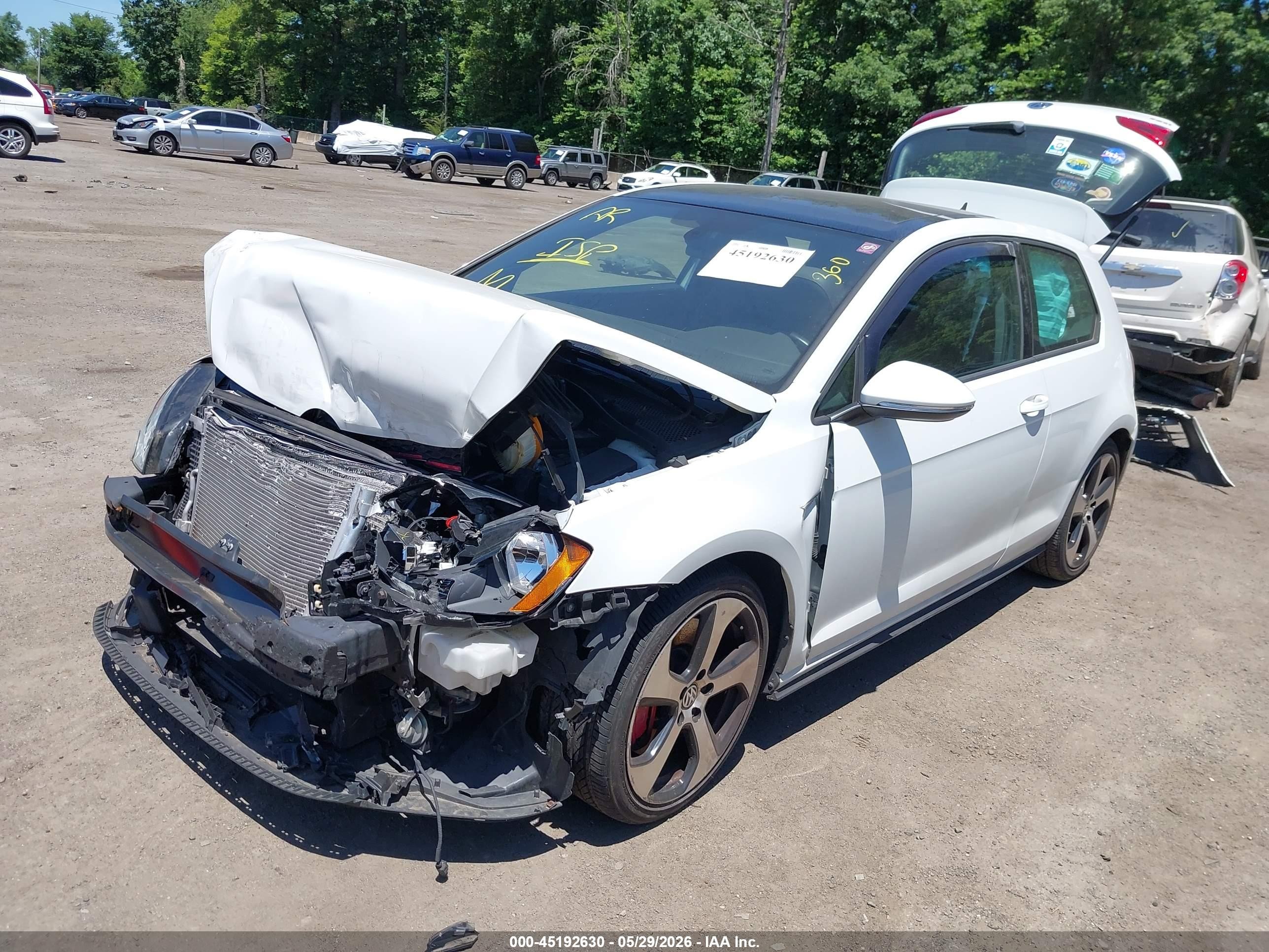 2015 Volkswagen Golf Gti 2.0t Se W/performance Package 2-door White vin: 3VWY47AU8FM056532