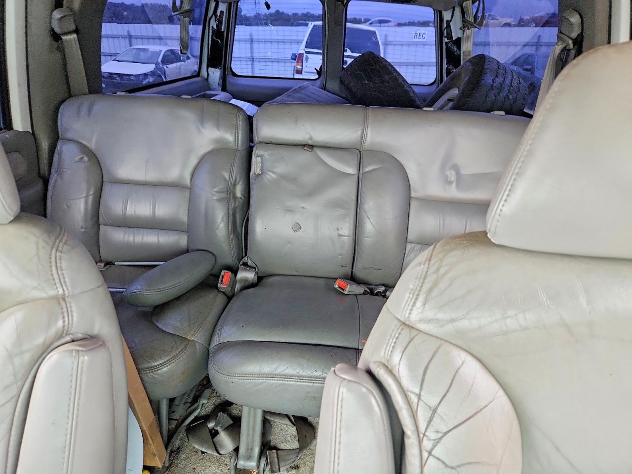 1999 Chevrolet Suburban K2500 White vin: 1GNGK26J5XJ489687