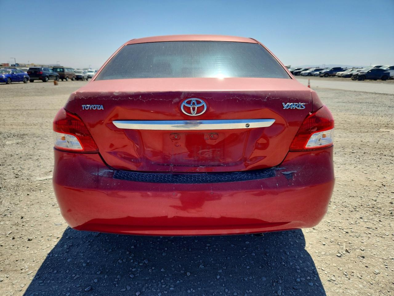 2009 Toyota Yaris Base Red vin: JTDBT903694046372