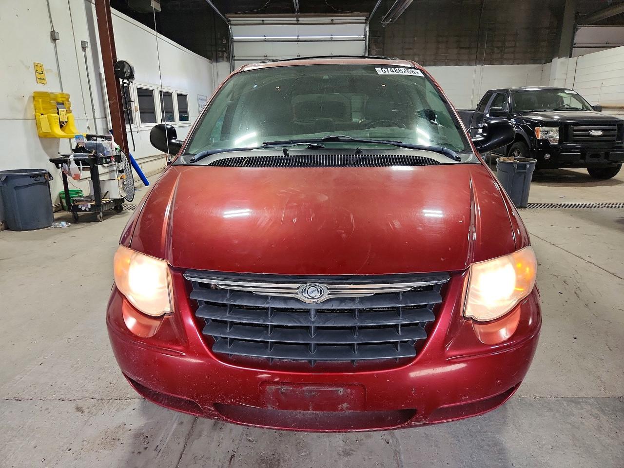 2007 Chrysler Town & Country Touring Red vin: 2A4GP54L37R315882