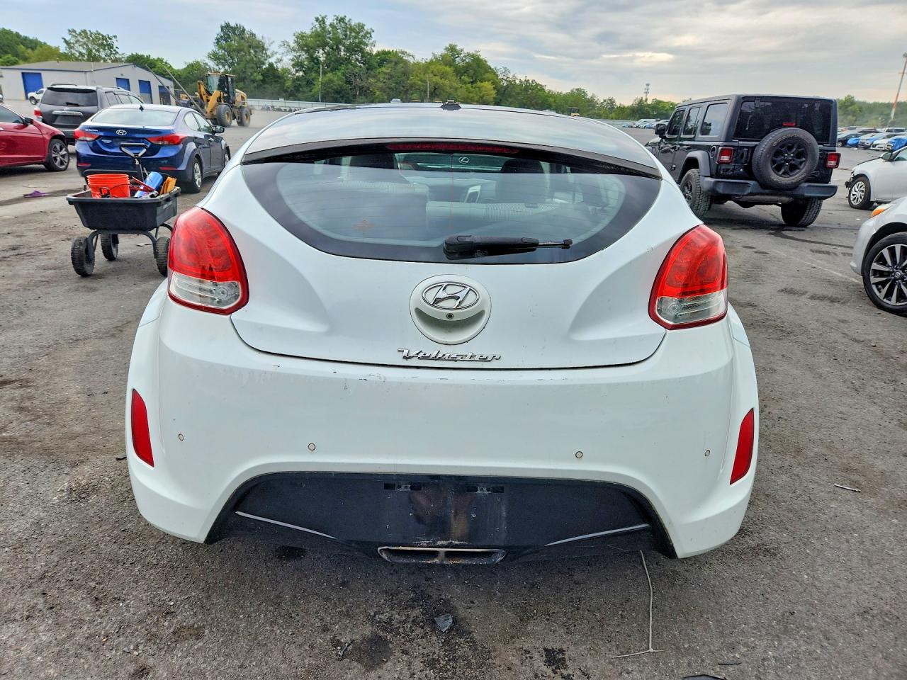 2012 Hyundai Veloster Base White vin: KMHTC6AD5CU056517