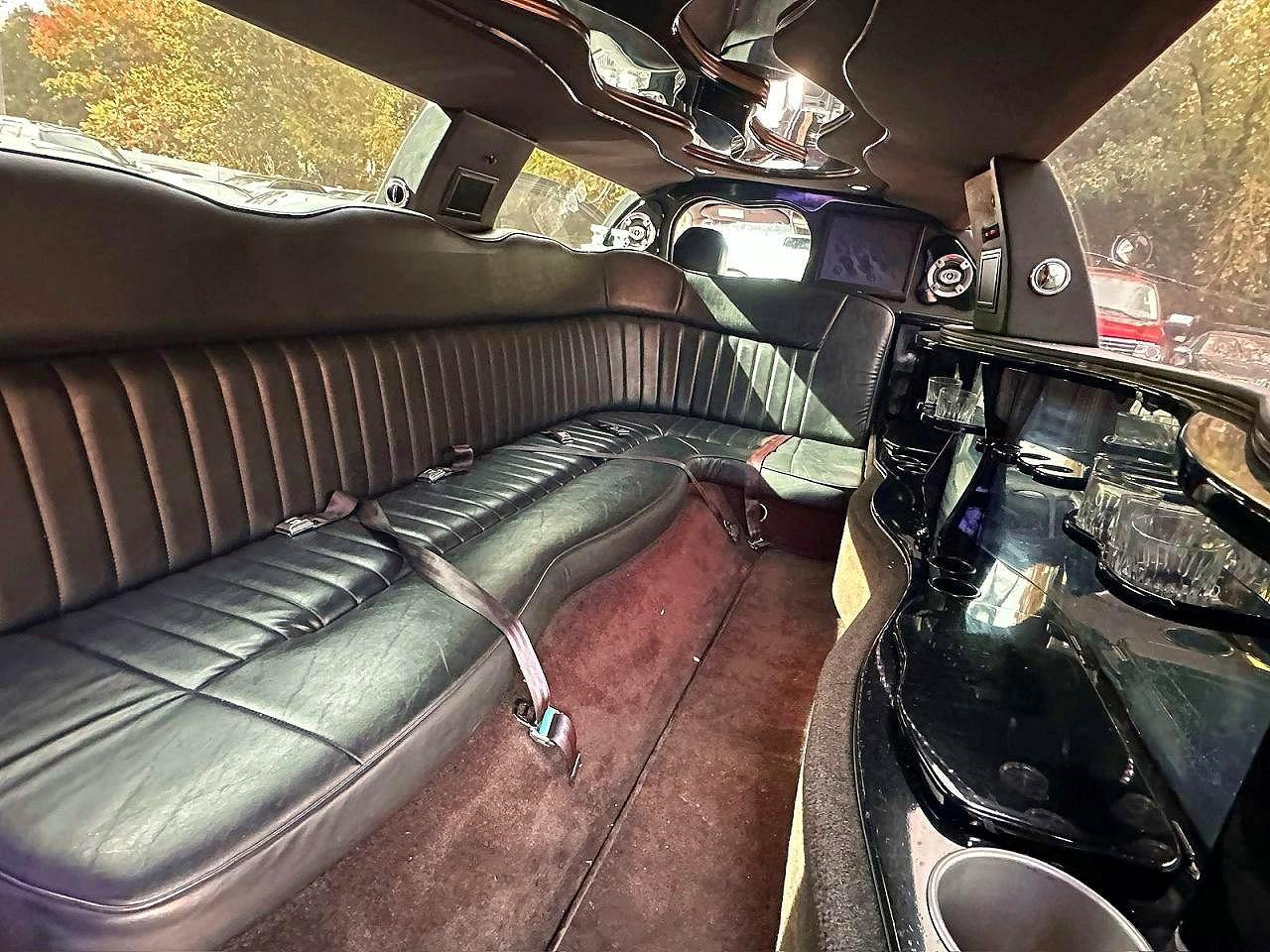 2005 Lincoln Town Car Executive Черный vin: 1L1FM88W85Y654529