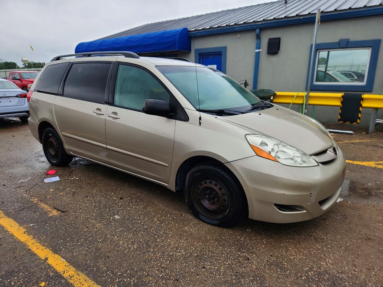 2010 Toyota Sienna Le 7-passenger Tan vin: 5TDKK4CC2AS313565