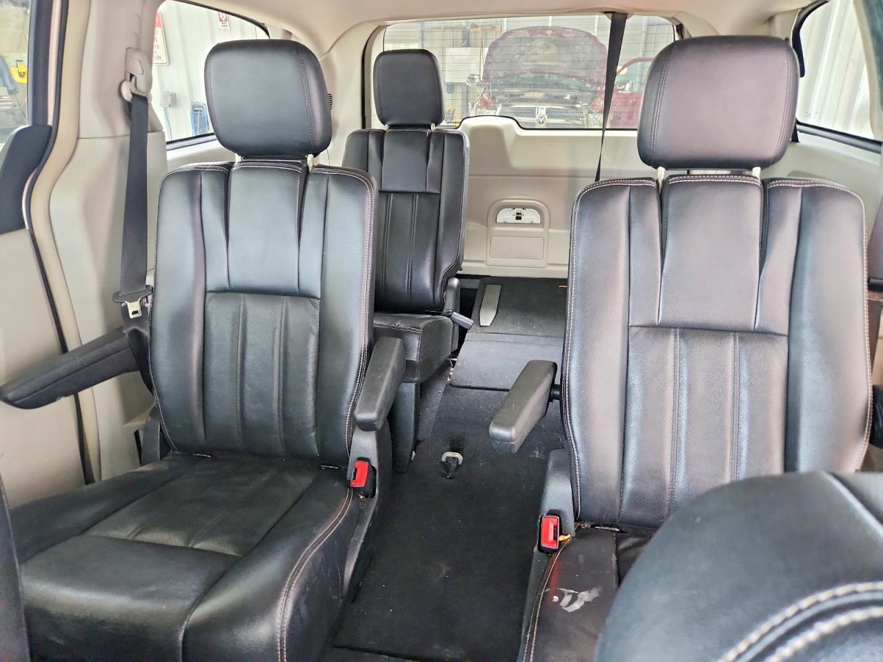 2012 Chrysler Town & Country Touring Бежевый vin: 2C4RC1BG2CR313575