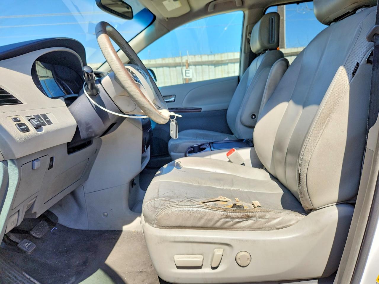 2011 Toyota Sienna Xle 8-passenger White vin: 5TDYK3DC7BS021513