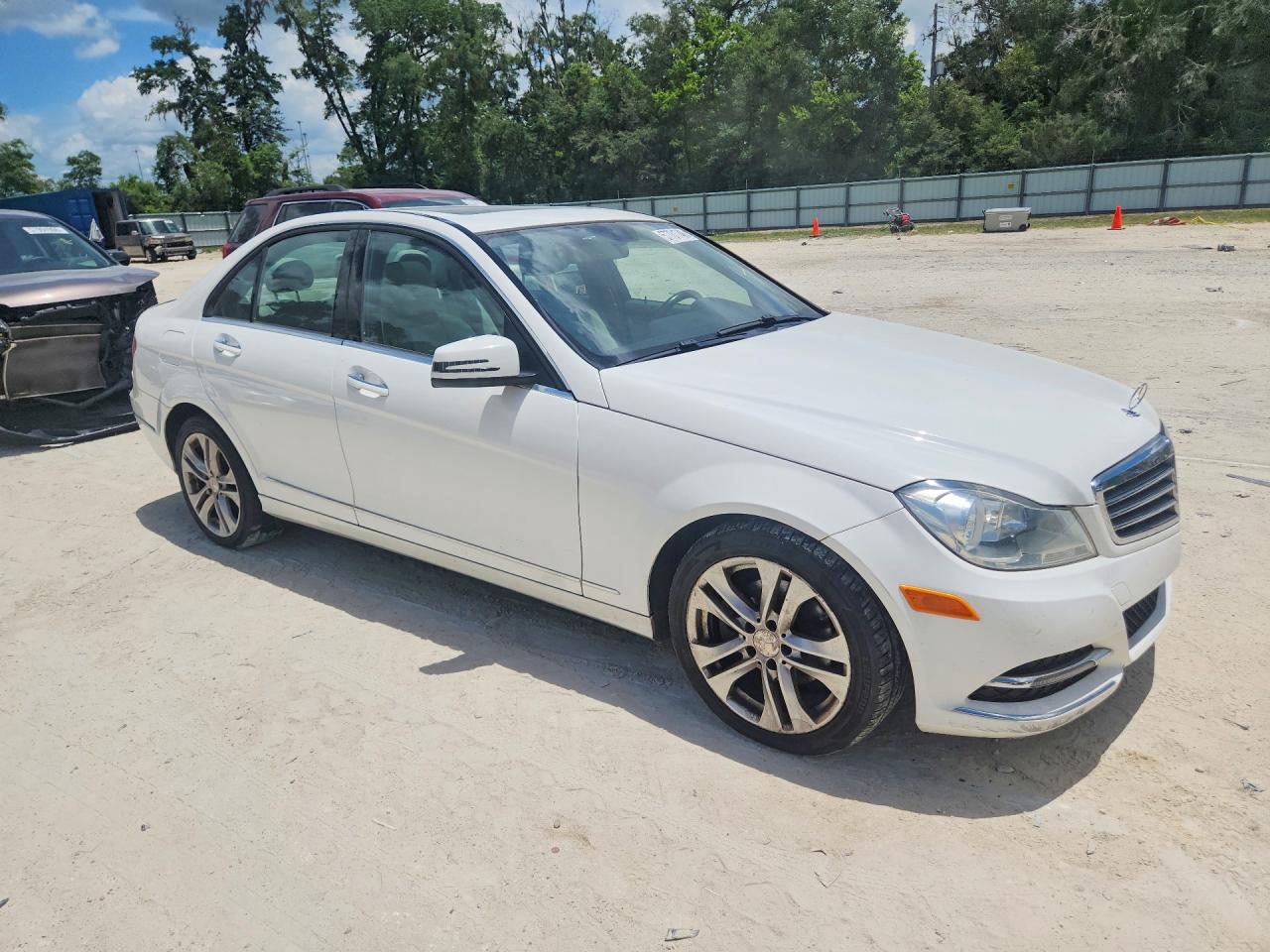 2013 Mercedes-benz C 250 White vin: WDDGF4HBXDR283587