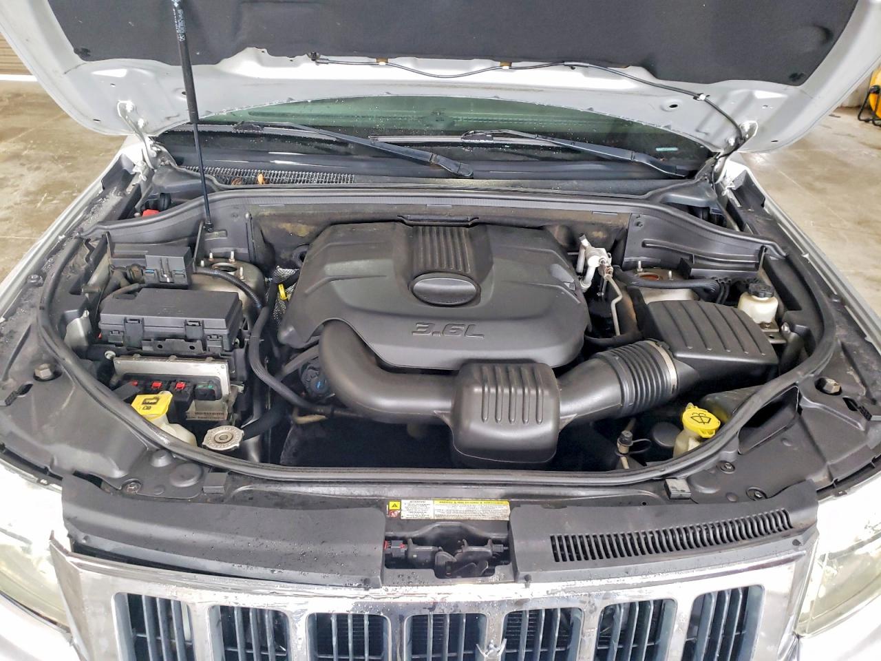 2011 Jeep Grand Cherokee Laredo Серебряный vin: 1J4RR4GG2BC543157