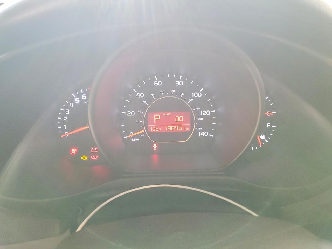 2014 Kia Soul + White vin: KNDJP3A56E7081032