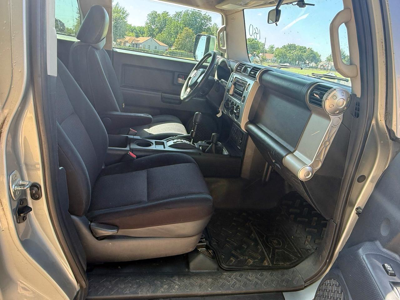 2009 Toyota Fj Cruiser Base Silver vin: JTEBU11F09K067152