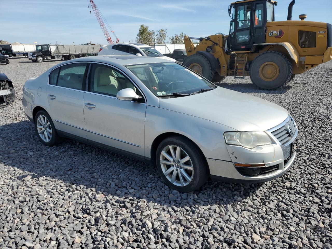 2010 Volkswagen Passat Komfort Silver vin: WVWJK7AN9AE148105