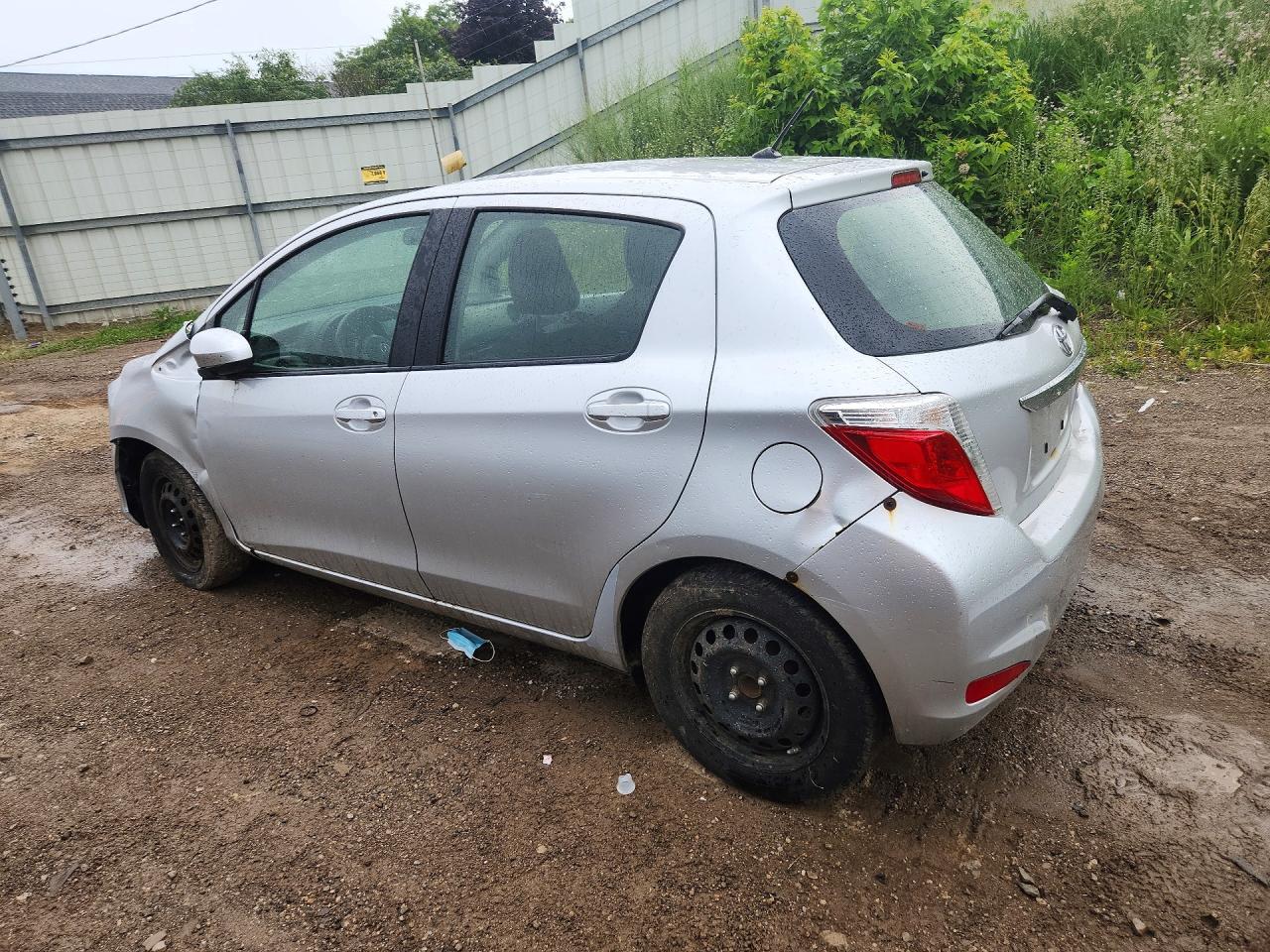 2012 Toyota Yaris 5-door L Gray vin: JTDKTUD38CD514378
