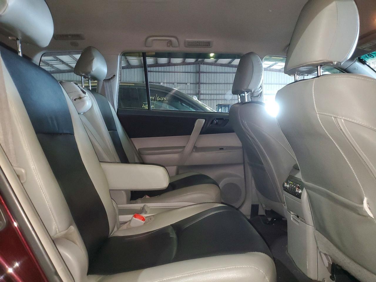 2011 Toyota Highlander Base Темно-бордовый vin: 5TDBK3EH3BS065444
