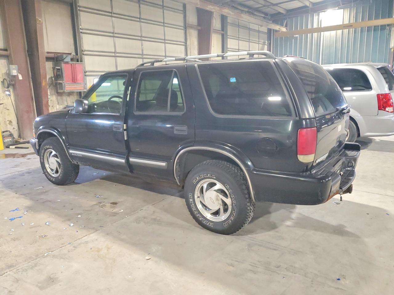 2001 Chevrolet Blazer Black vin: 1GNDT13W112113614