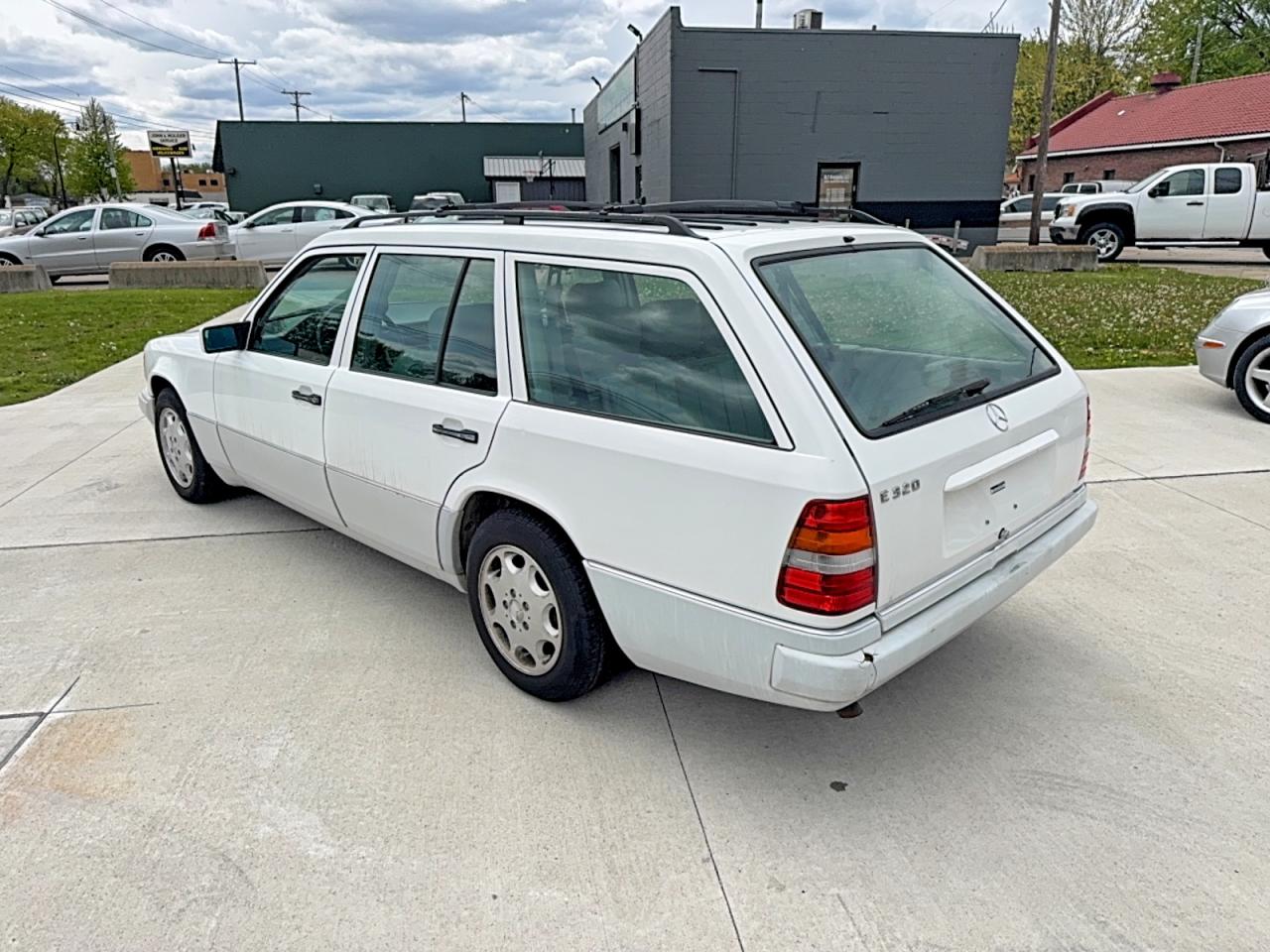 1995 Mercedes-benz E 320 White vin: WDBEA92E2SF296279