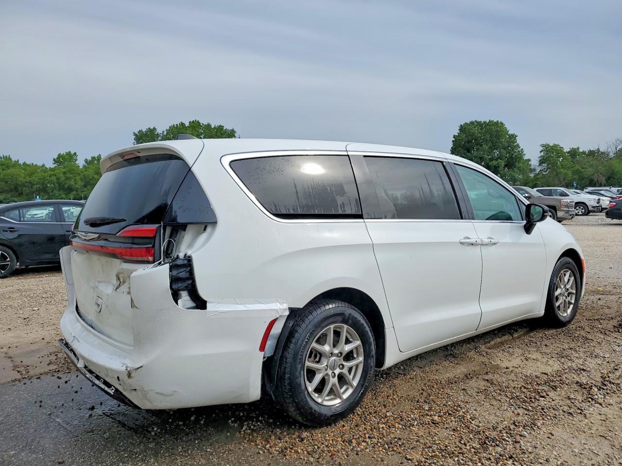 2024 Chrysler Pacifica Touring L White vin: 2C4RC1BG9RR119666