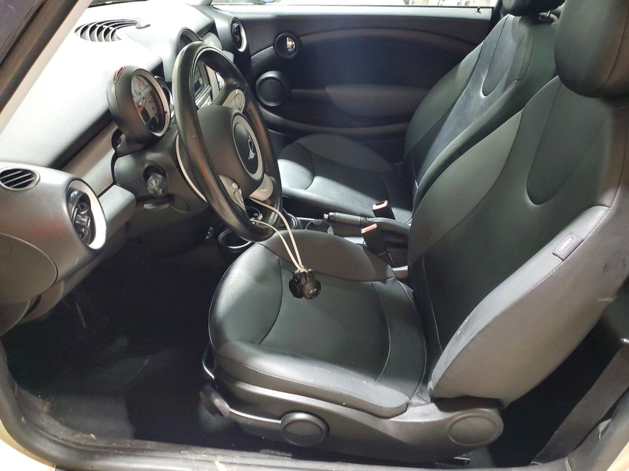 2009 Mini Cooper White vin: WMWMF33519TW77463