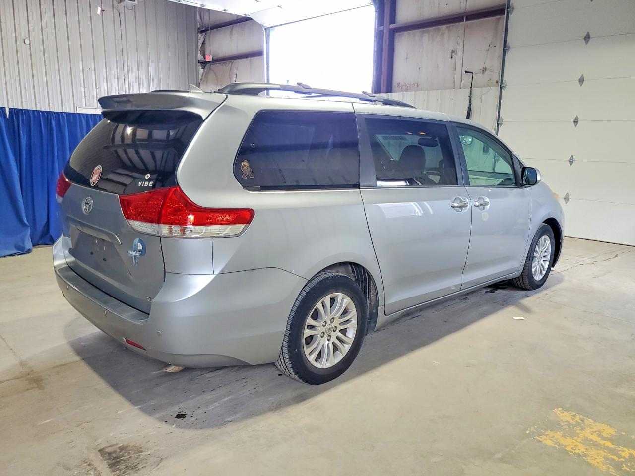 2014 Toyota Sienna Xle 8-passenger Silver vin: 5TDYK3DC5ES411546