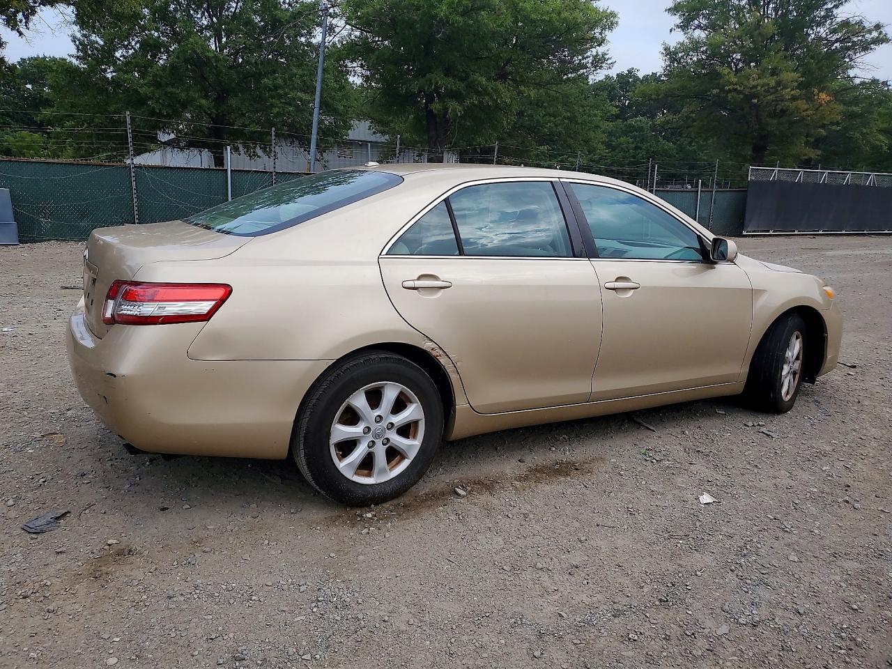 2011 Toyota Camry Le Gold vin: 4T1BF3EK6BU224254