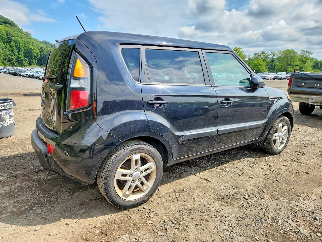2011 Kia Soul + Black vin: KNDJT2A25B7209428