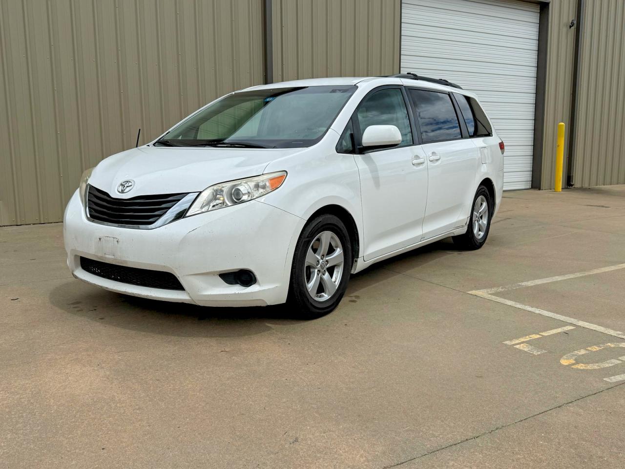 2014 Toyota Sienna Le White vin: 5TDKK3DC8ES511162