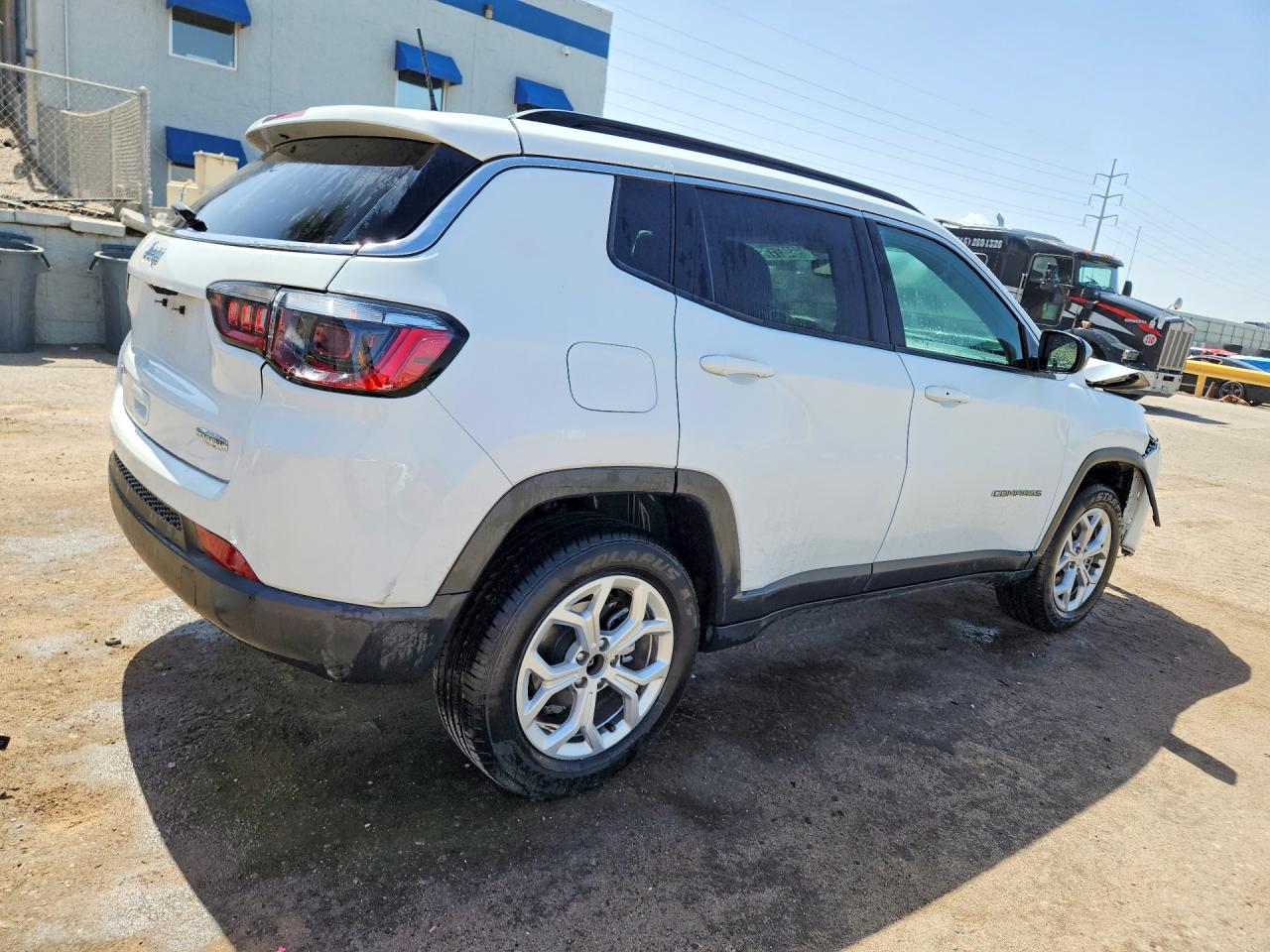 2024 Jeep Compass Latitude Белый vin: 3C4NJDBN4RT117566