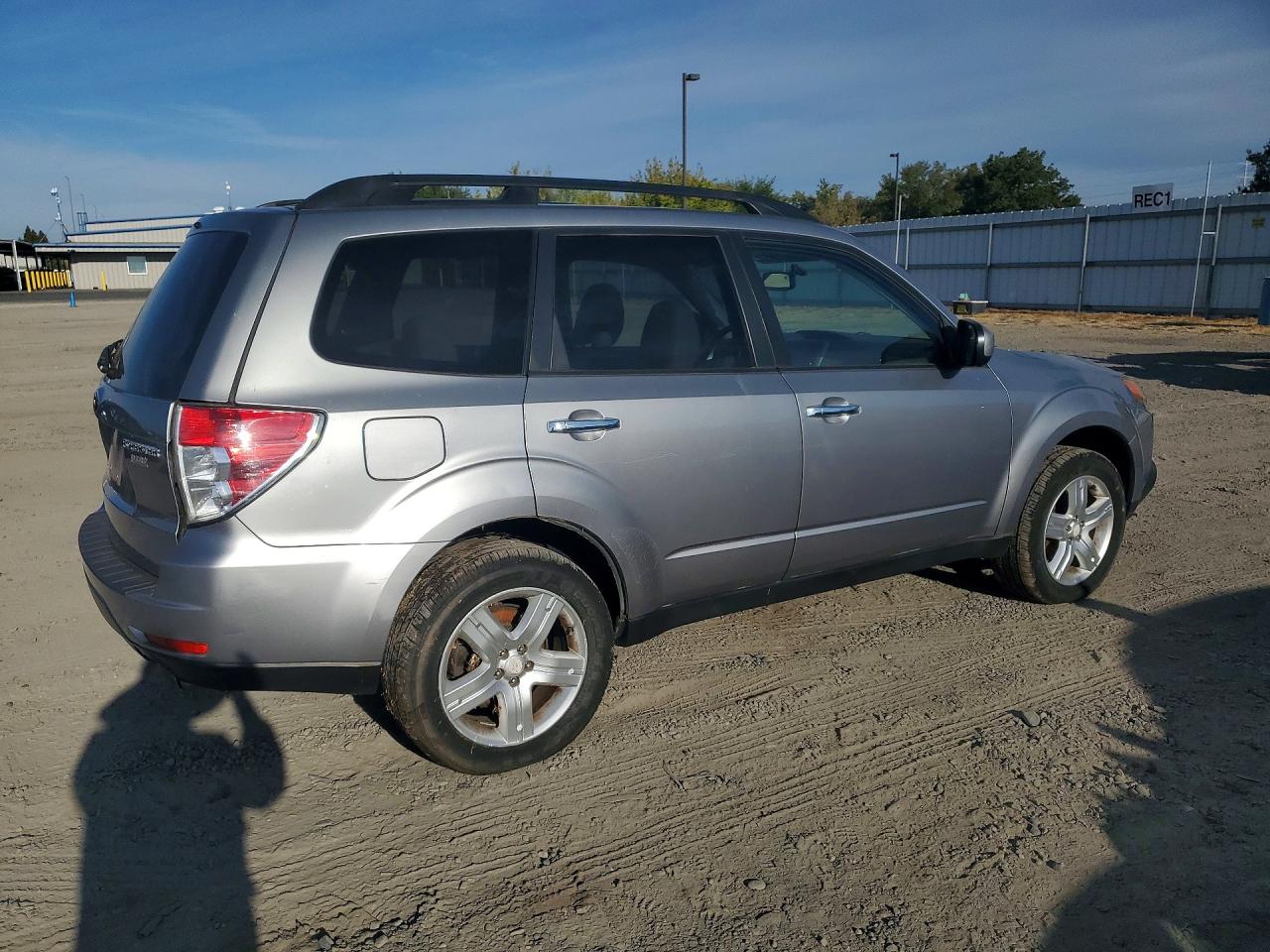 2010 Subaru Forester 2.5x Limited Silver vin: JF2SH6DC8AH757869