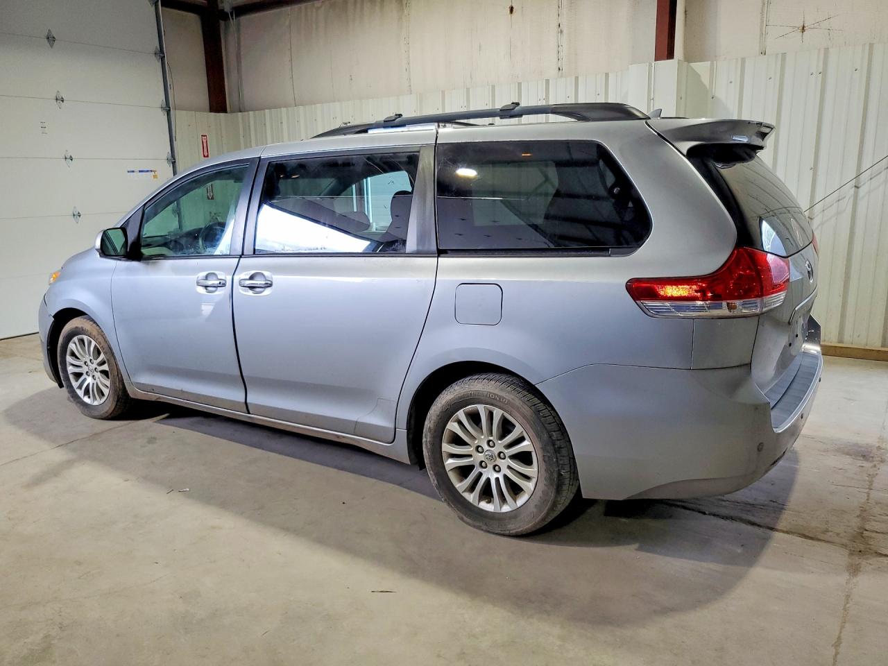 2014 Toyota Sienna Xle 8-passenger Silver vin: 5TDYK3DC5ES411546