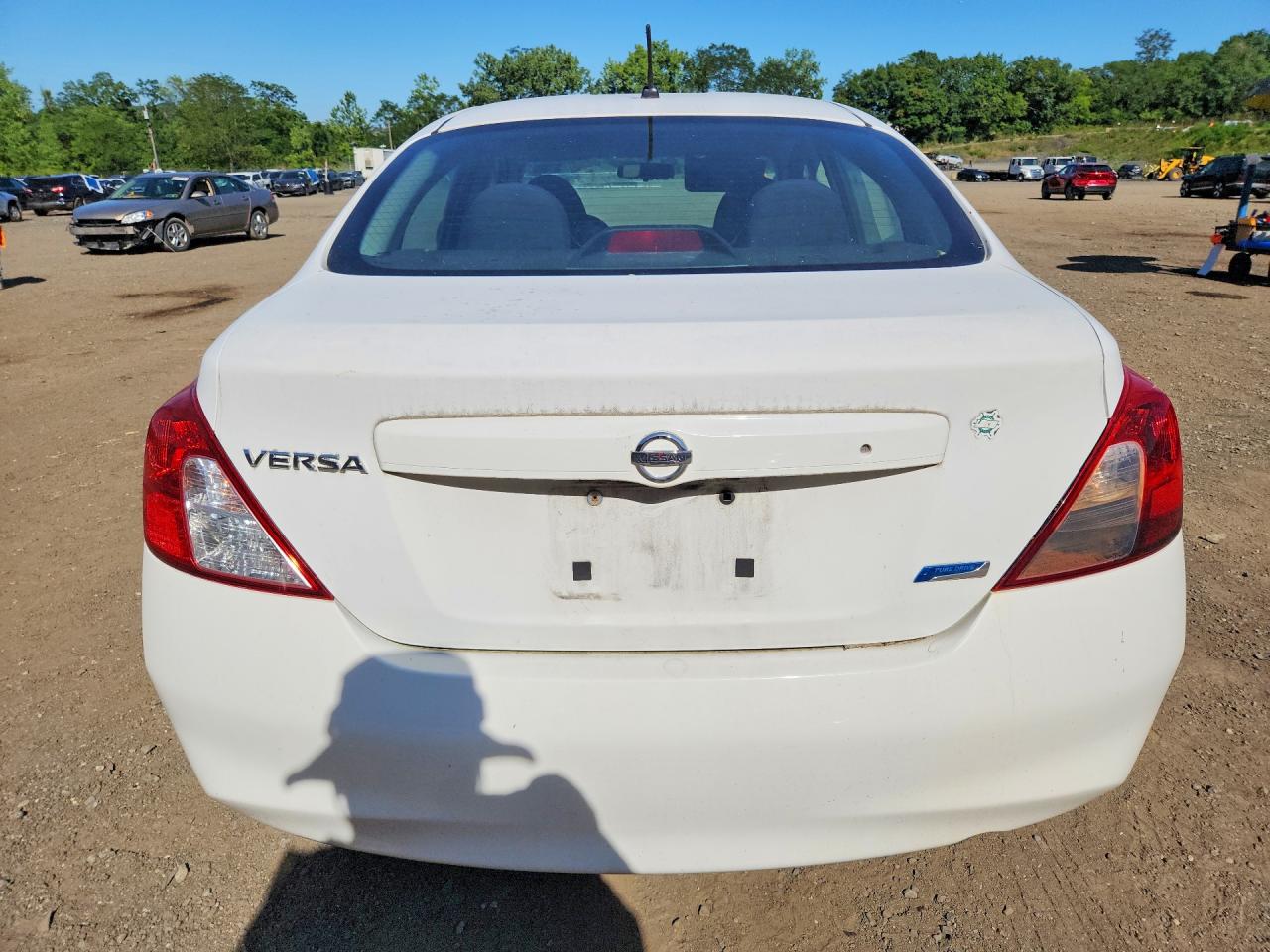 2014 Nissan Versa 1.6 S Белый vin: 3N1CN7AP4EL857132