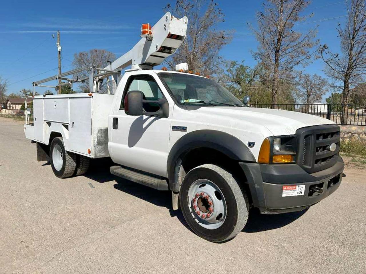 2006 Ford F450 Super Duty White vin: 1FDXF46Y36ED64938