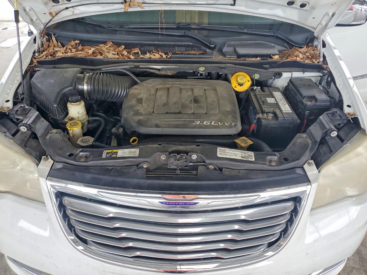 2014 Chrysler Town & Country Touring L White vin: 2C4RC1CG4ER200079