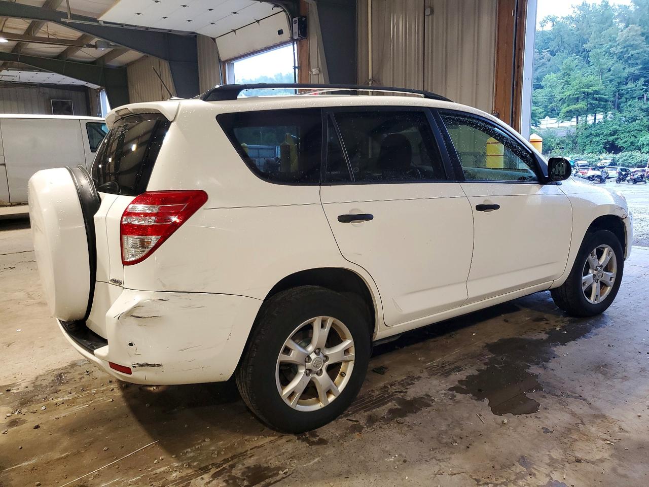 2011 Toyota Rav4 Base White vin: JTMBK4DVXB5099173
