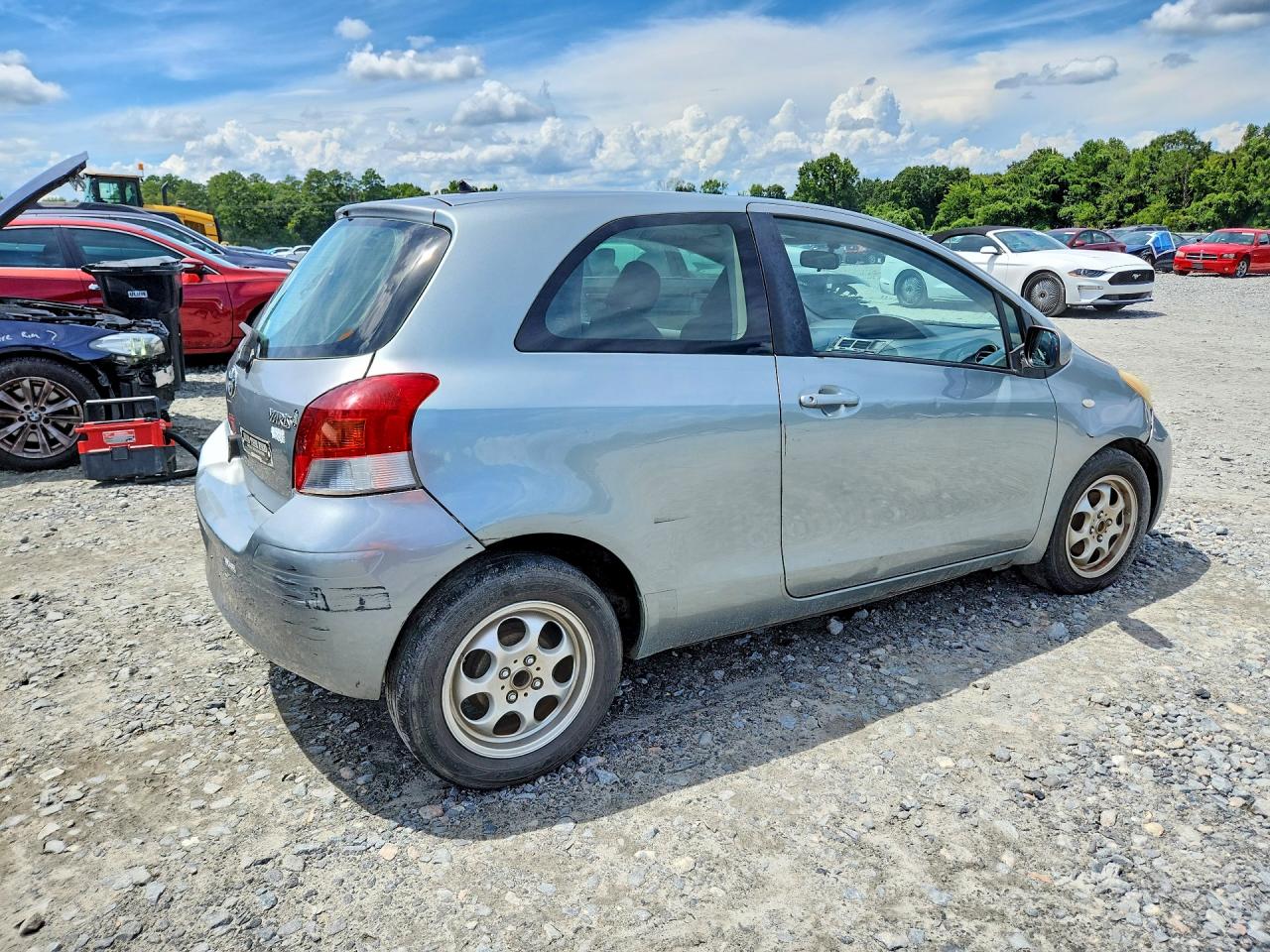 2009 Toyota Yaris Base Серебряный vin: JTDJT903X95263929