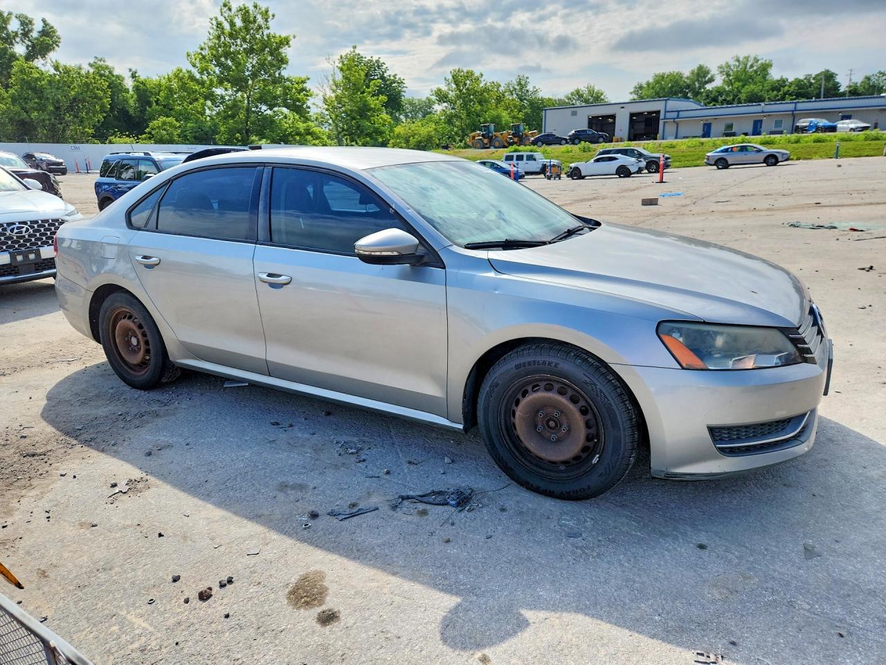 2012 Volkswagen Passat S Серебряный vin: 1VWAP7A39CC065009