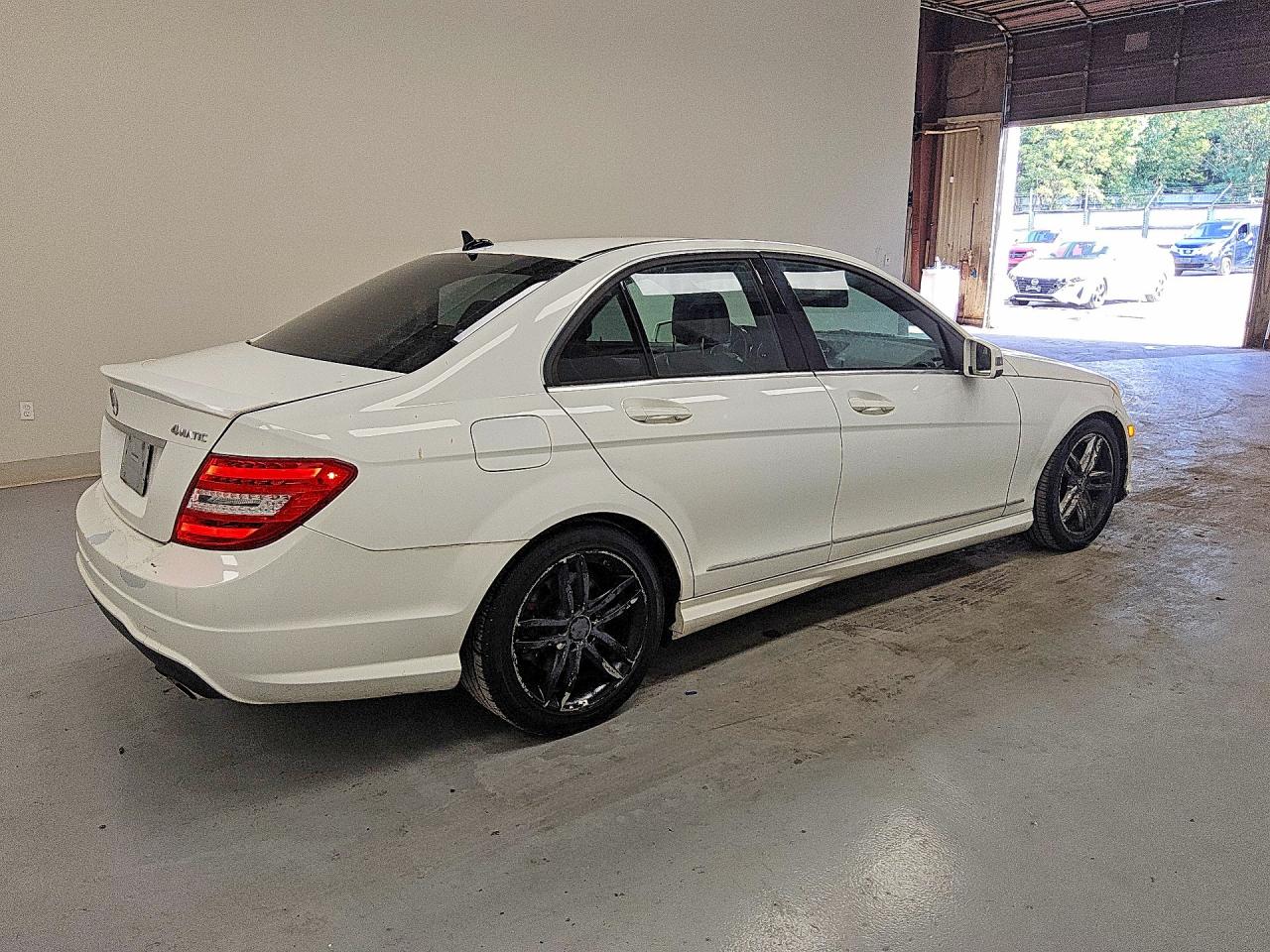 2013 Mercedes-benz C 300 4matic White vin: WDDGF8AB4DR297485