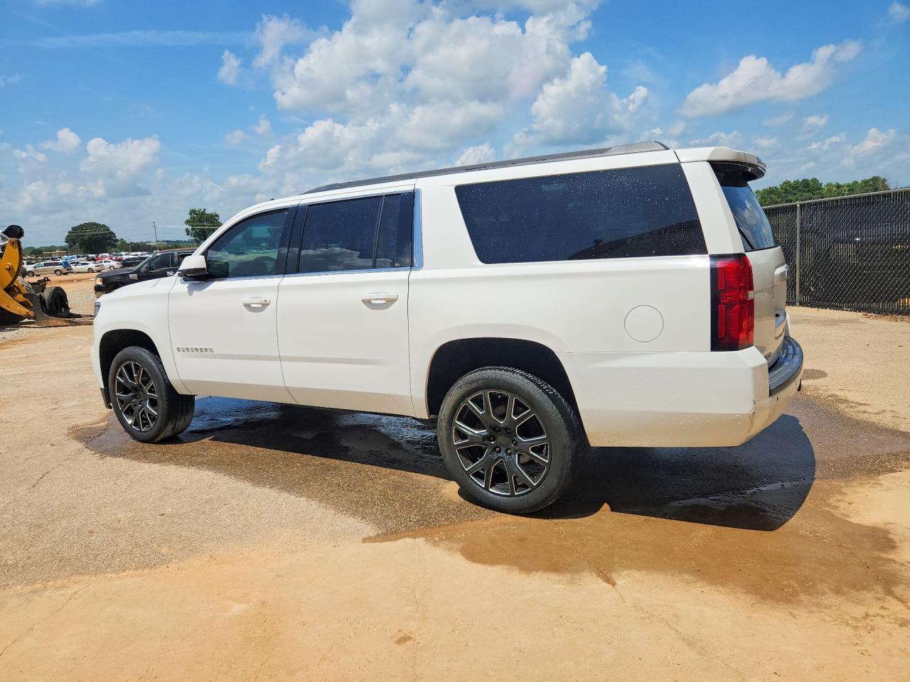 2015 Chevrolet Suburban C1500 Ls Белый vin: 1GNSCHKC0FR250632